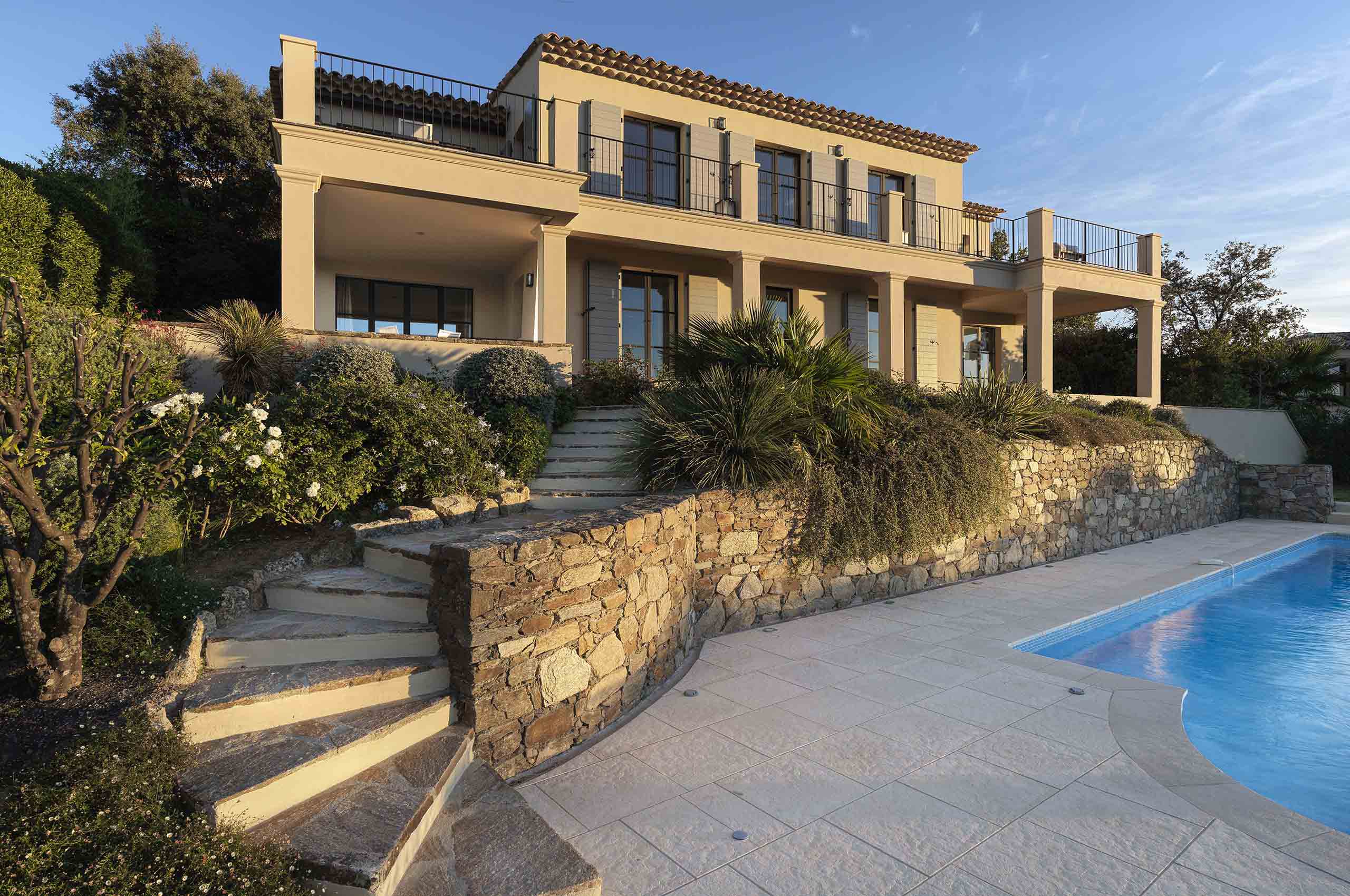 villa-gia-exterior-luxury-rental-retreat-pool-balcony-seaview-gassin