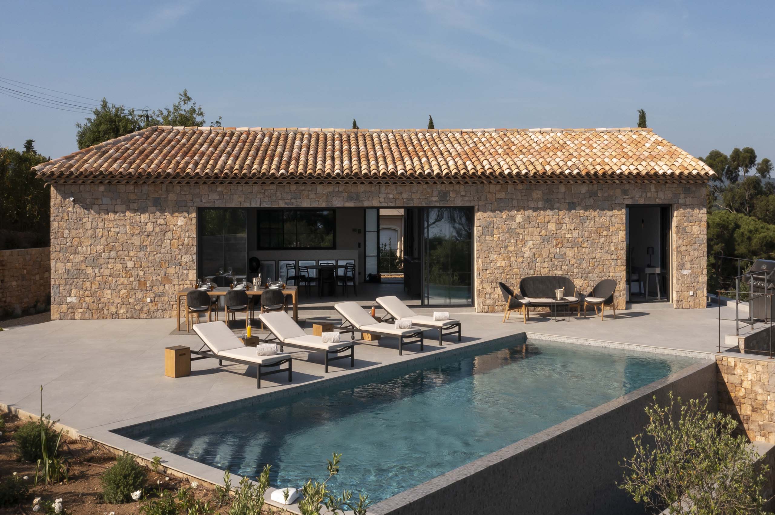 villa-giana-exterior-infinitypool-luxury-rental-frenchriviera-gassin