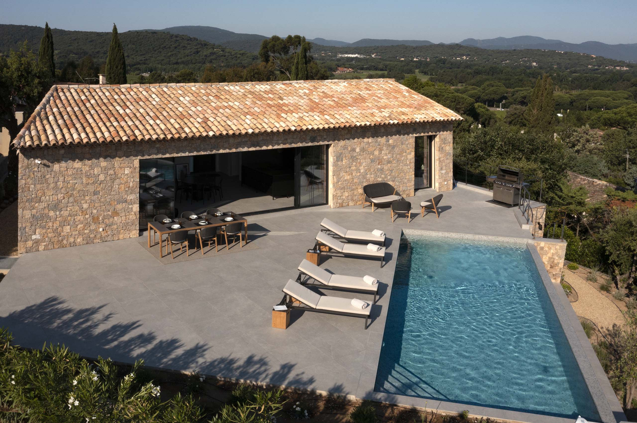 villa-giana-exterior-luxury-retreat-frenchriviera-infinitypool-sunlounger-terrace-gassin