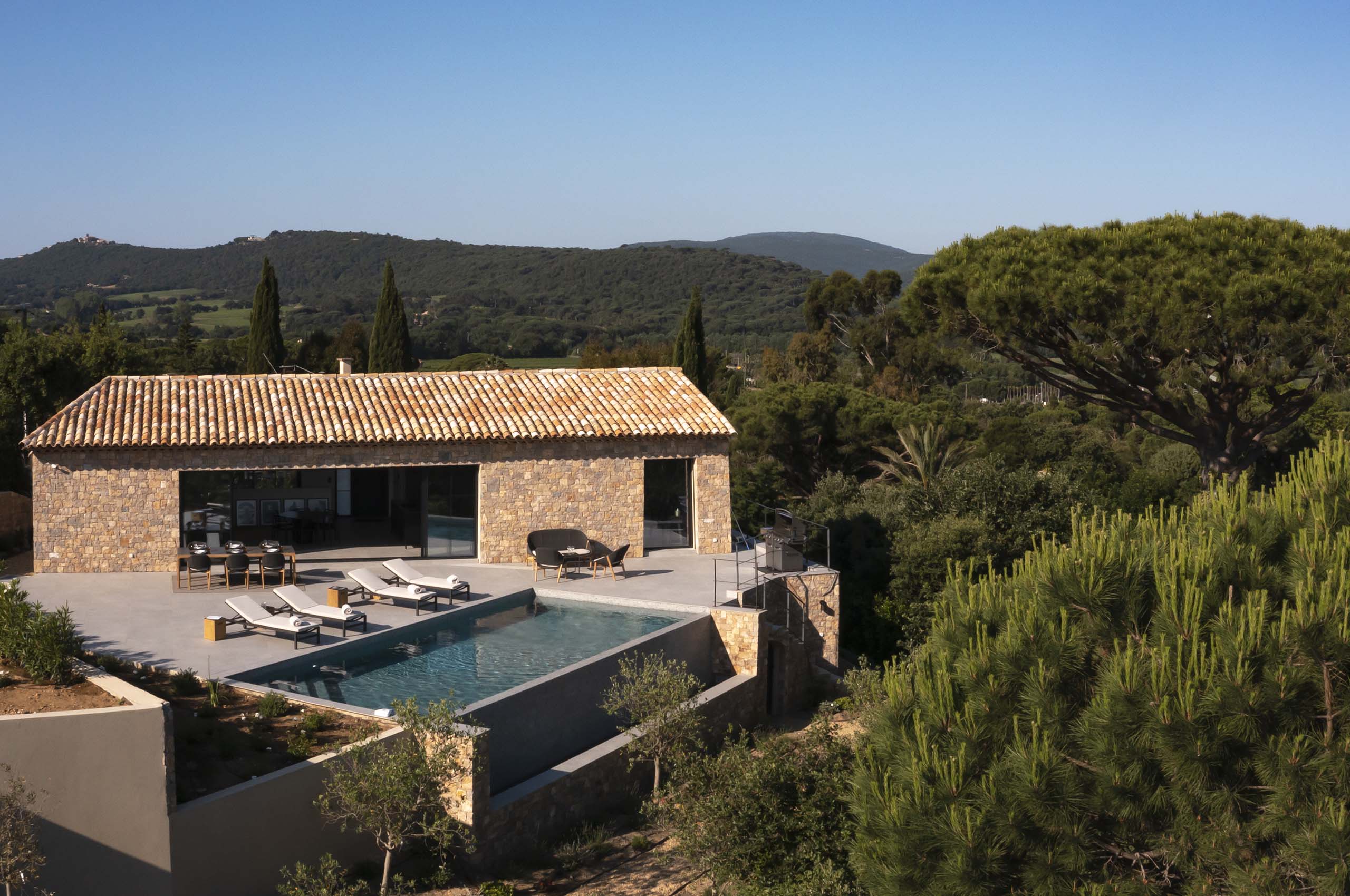 villa-giana-exterior-tropical-infinitypool-luxury-retreat-frenchriviera-gassin