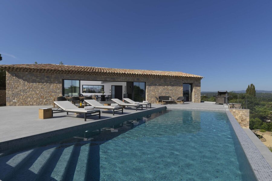 villa-giana-infinitypool-sunlounger-seaview-luxury-gassin