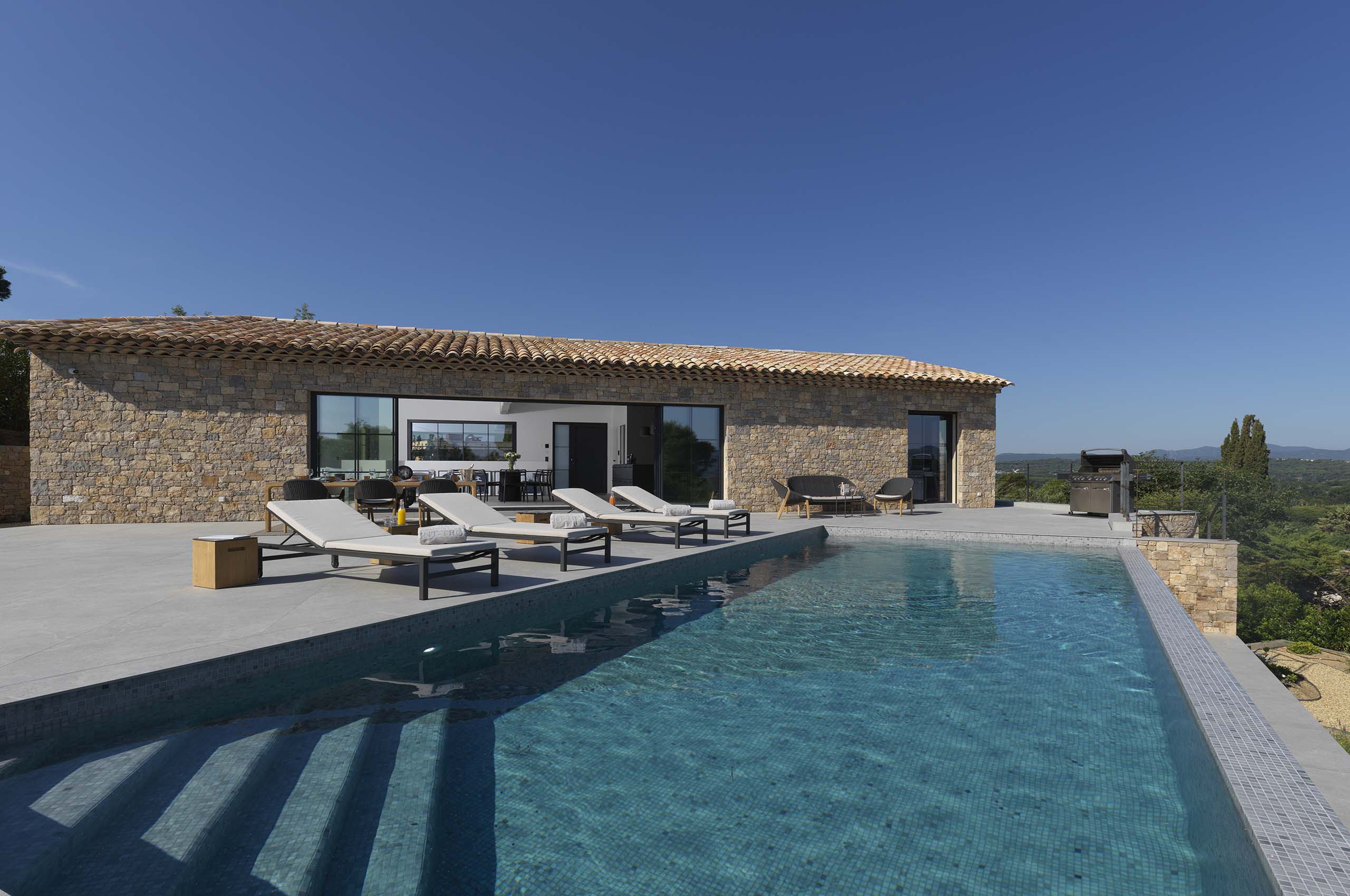 villa-giana-infinitypool-sunlounger-seaview-luxury-gassin