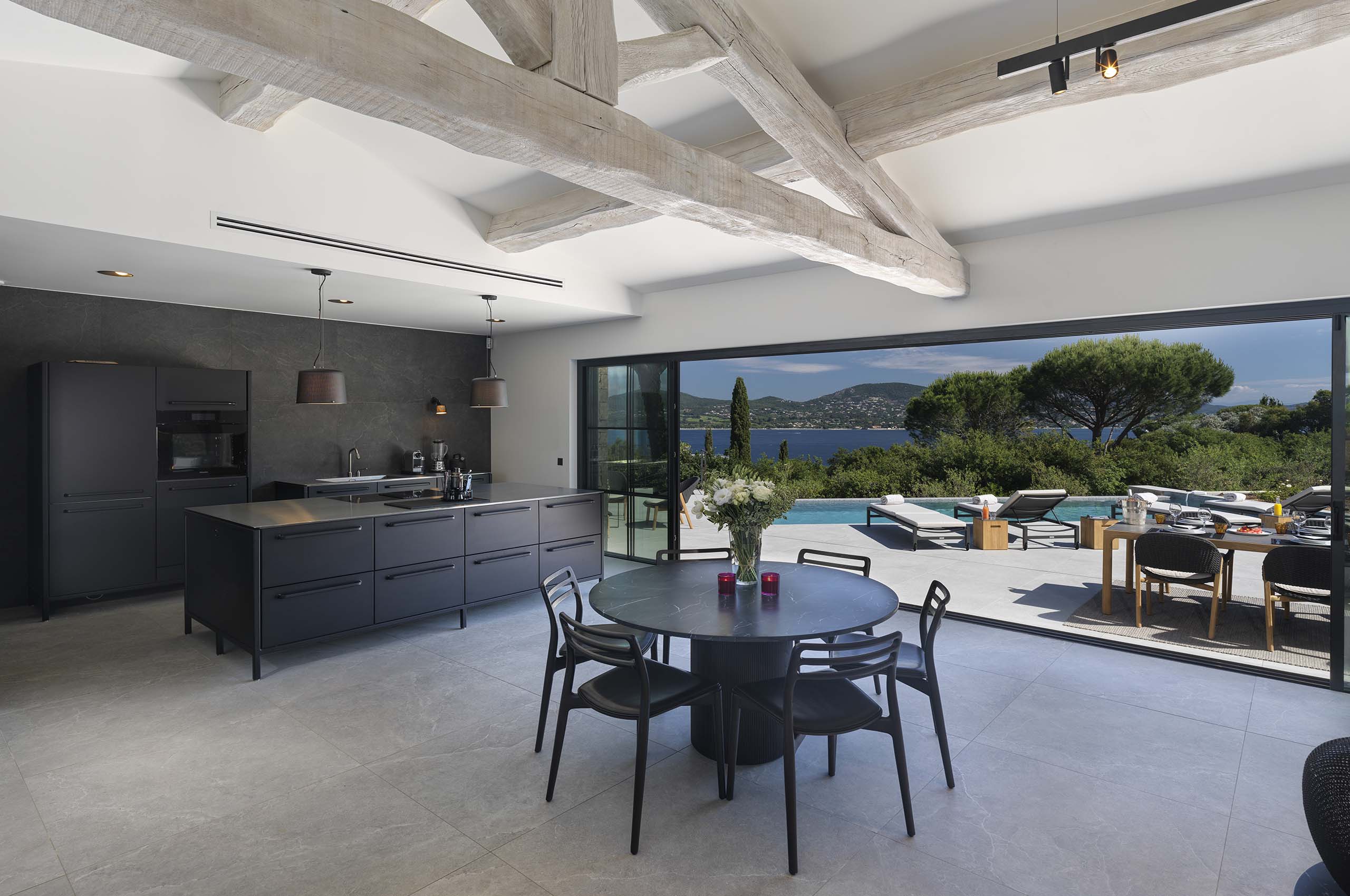 villa-giana-kitchen-diningtable-openplan-seaview-modern-luxury-gassin