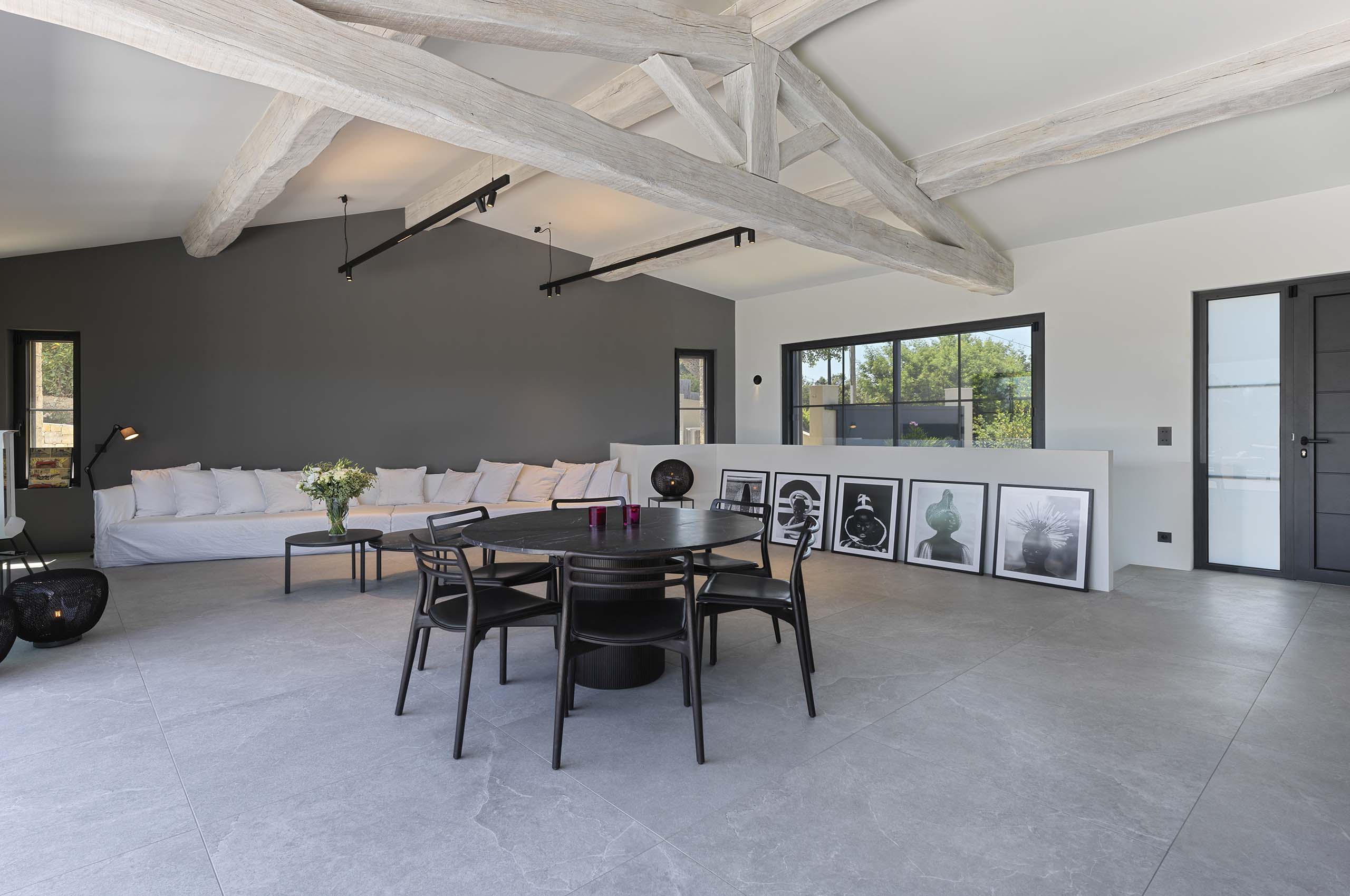villa-giana-livingarea-diningroom-openplan-beams-artwork-modern-luxury-gassin