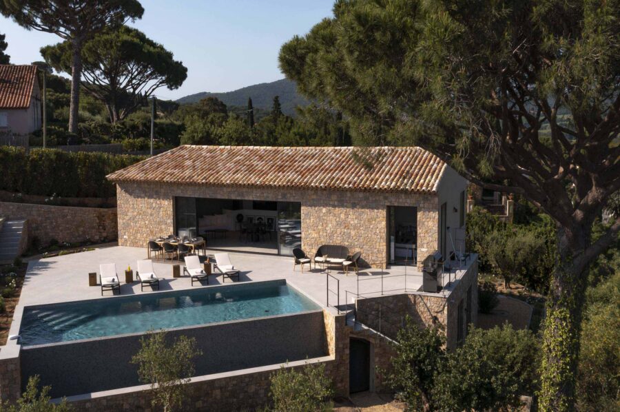 villa-giana-mainpage-exterior-luxury-rental-infinitypool-nature-luxury-gassin