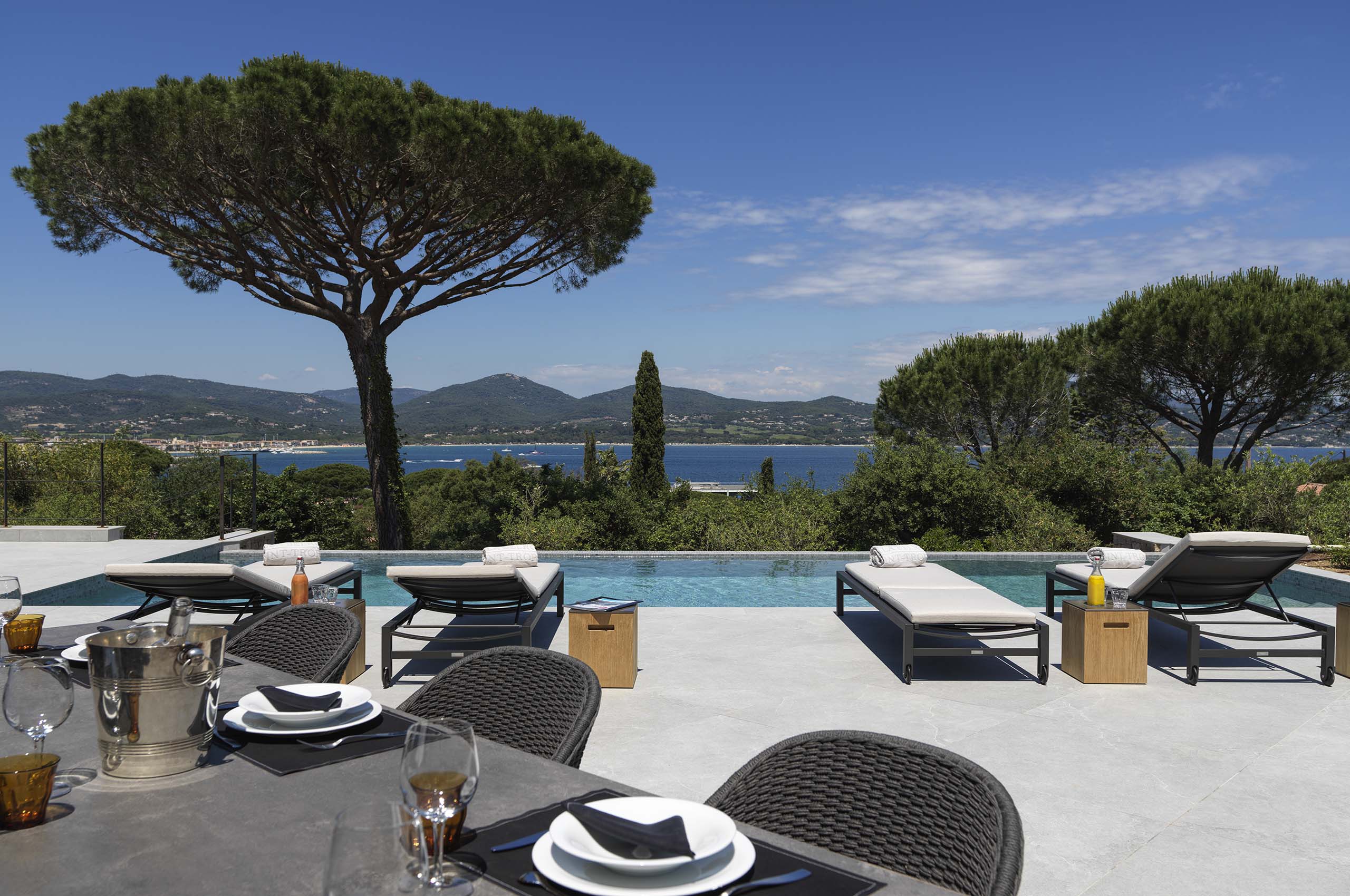 villa-giana-terrace-infinitypool-seaview-outdoordining-luxury-gassin