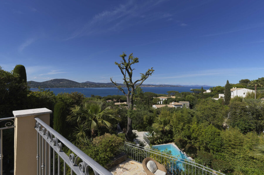 villa-gigi-aerial-sea-view-tropical-balcony-gassin