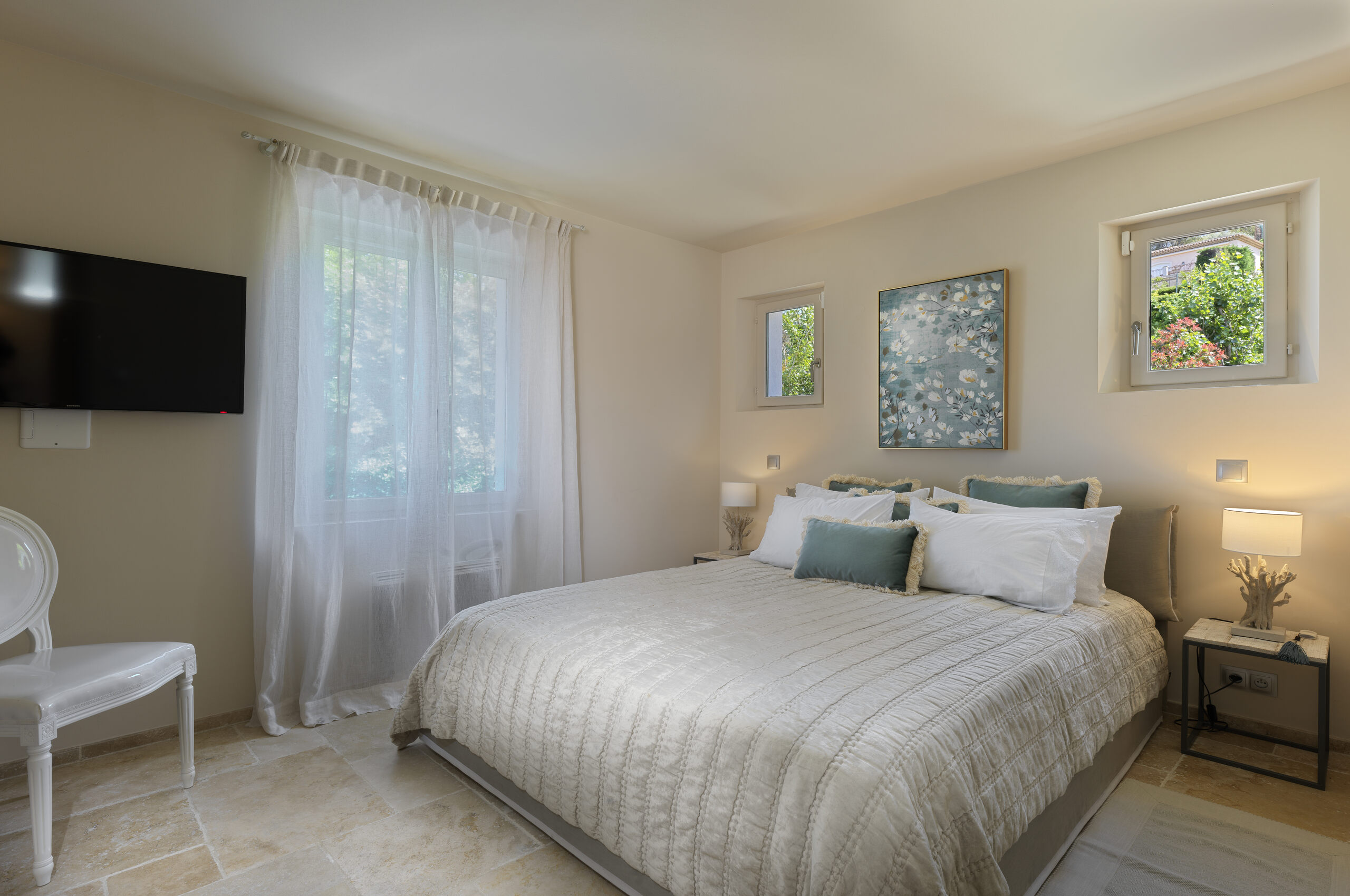 villa-gigi-bedroom-artwork-garden-view-modern-gassin