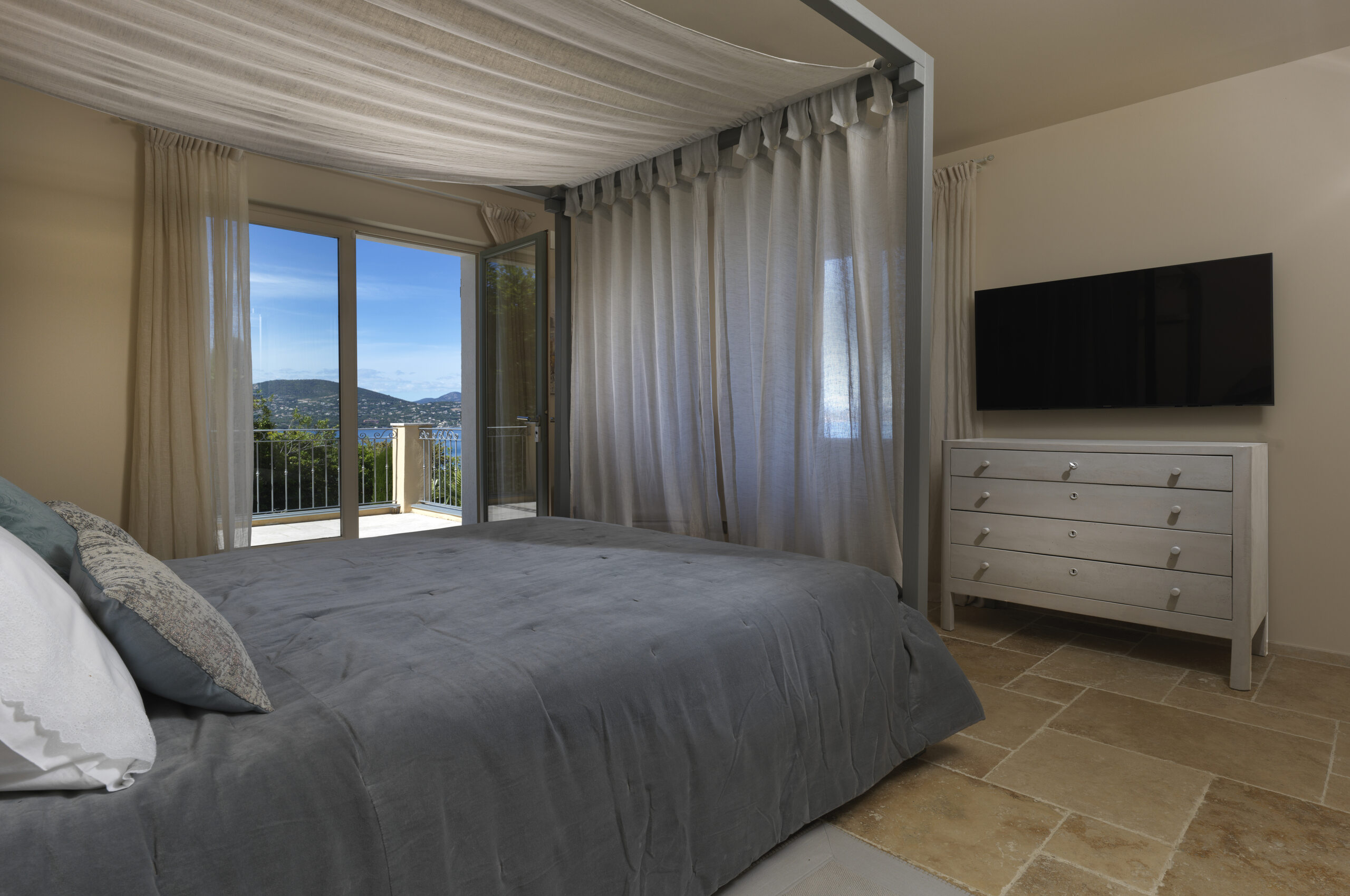 villa-gigi-bedroom-balcony-sea-view-luxury-gassin