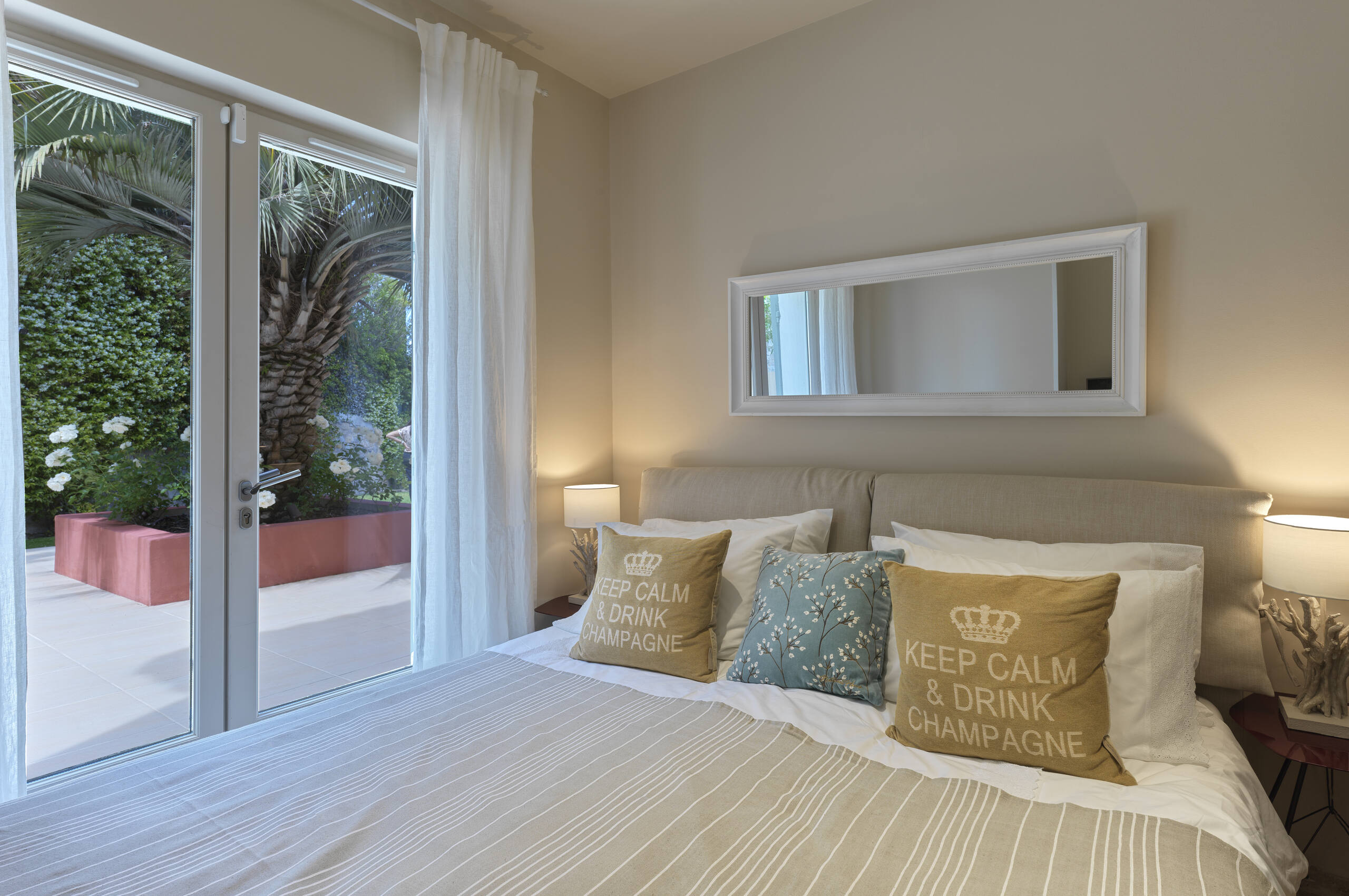 villa-gigi-bedroom-luxury-boutique-gassin