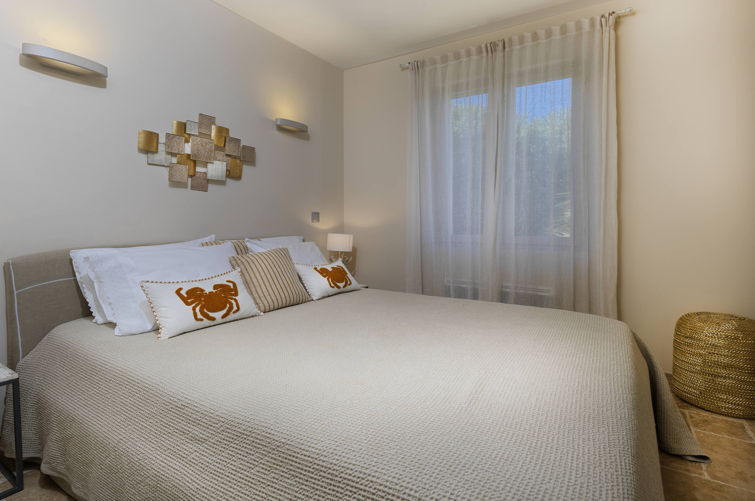 villa-gigi-bedroom-luxury-modern-gassin