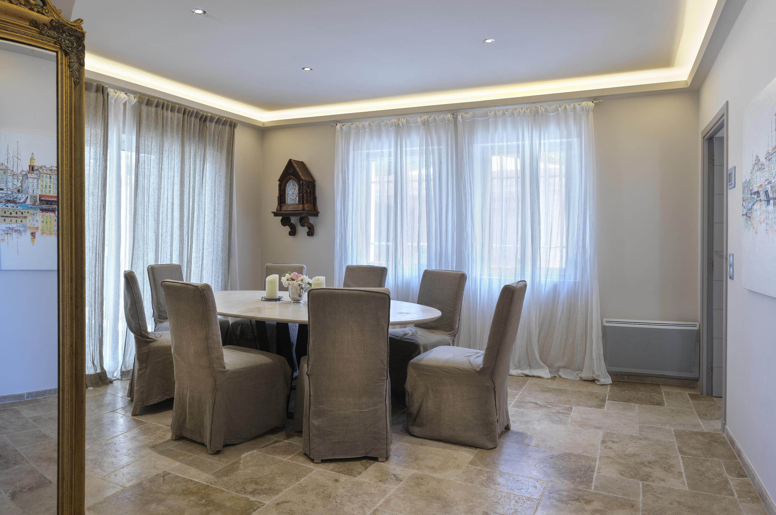 villa-gigi-dining-area-modern-luxury-light-gassin