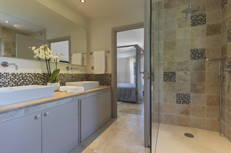 villa-gigi-en-suite-shower-double-sink-luxury-gassin