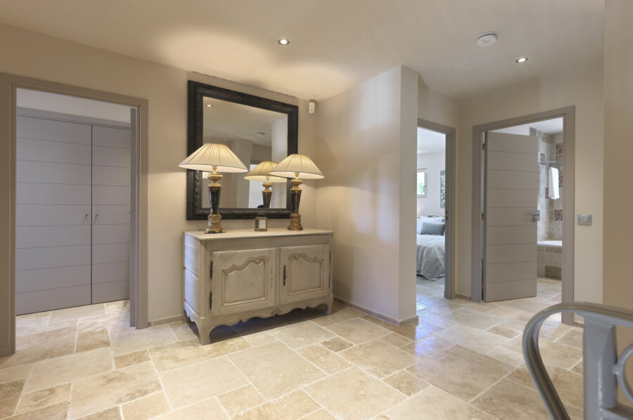 villa-gigi-hallway-luxury-gassin-modern