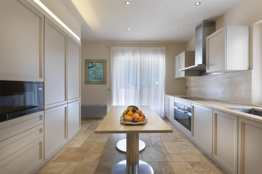 villa-gigi-kitchen-modern-luxury-gassin