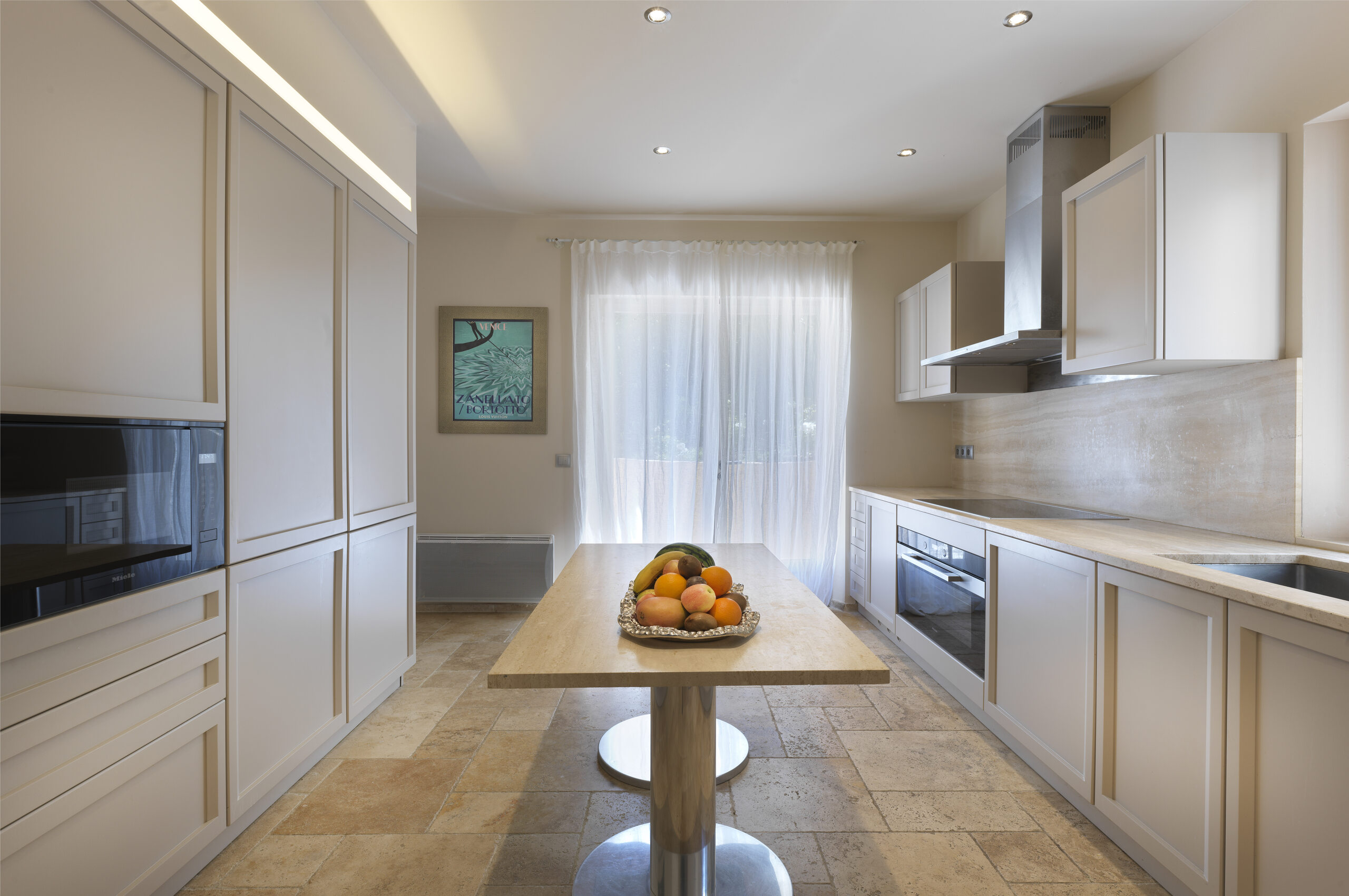 villa-gigi-kitchen-modern-luxury-gassin