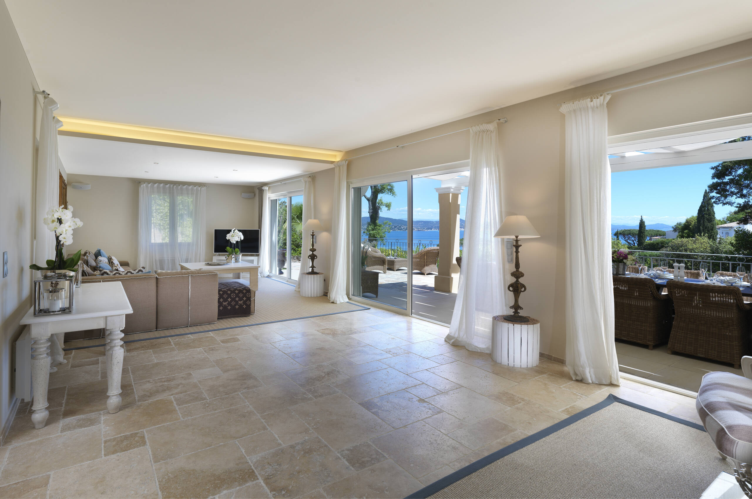 villa-gigi-living-area-modern-sea-views-luxury-gassin