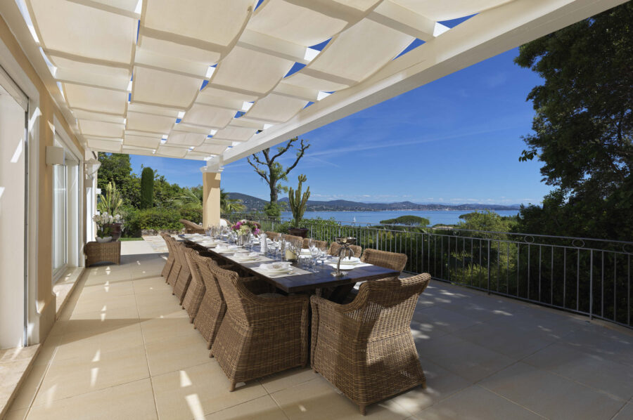 villa-gigi-mainpage-terrace-outdoor-dining-luxury-sea-view-sttropez