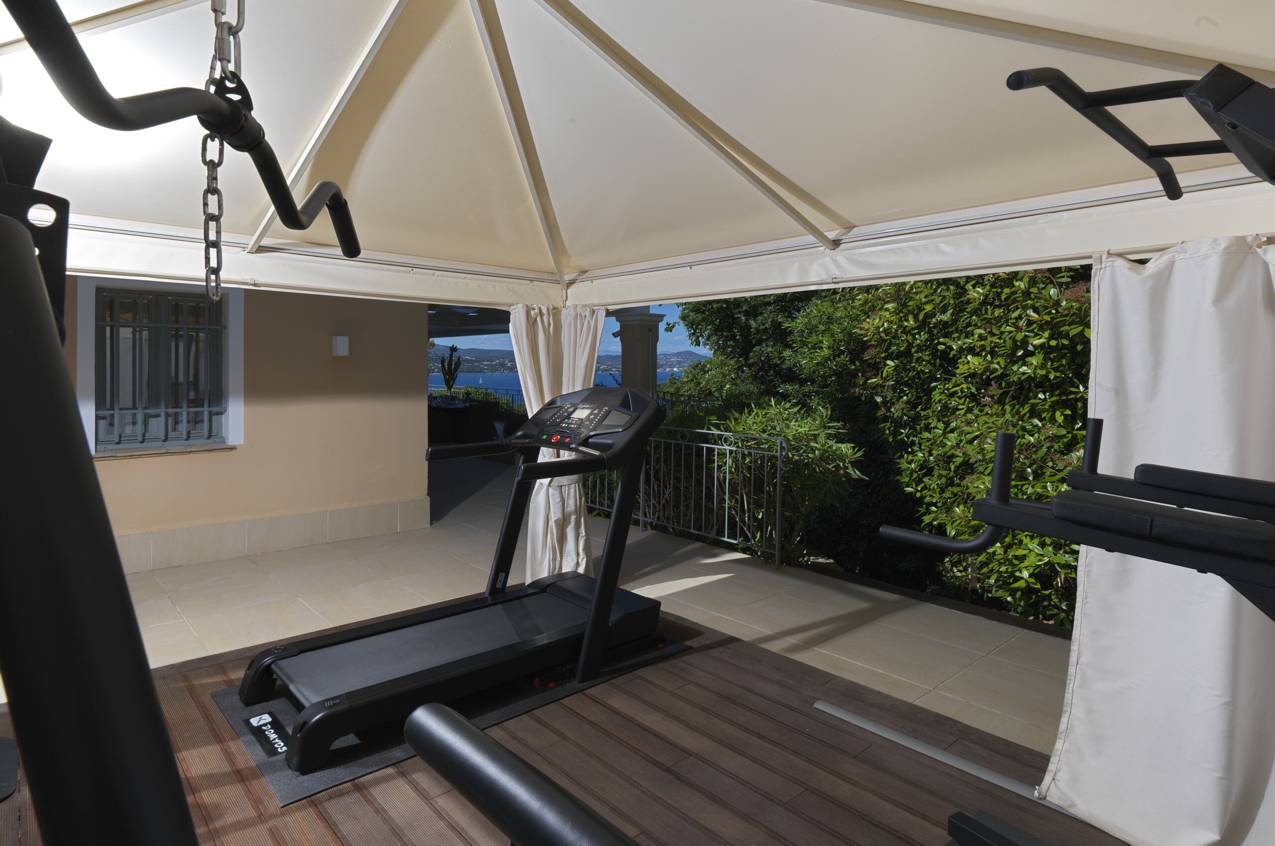 villa-gigi-outdoor-gym-luxury-gassin