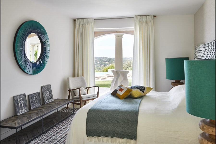 villa-giuliana-bedroom-terrace-artwork-modern-luxury-unique-sttropez