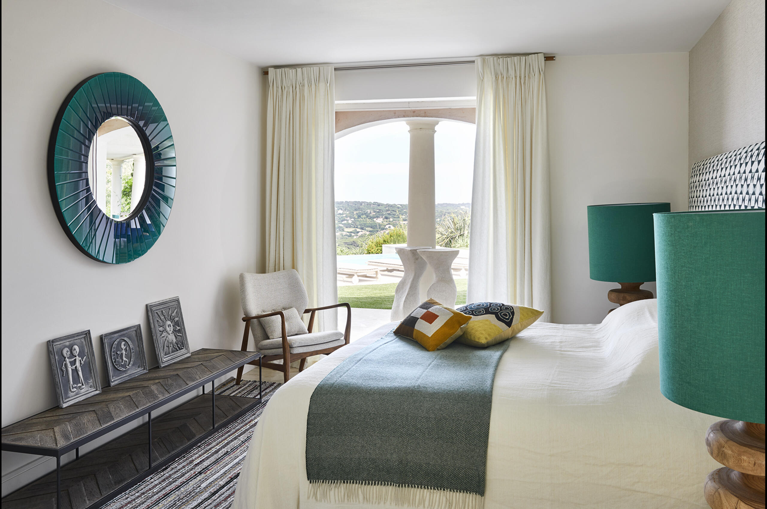 villa-giuliana-bedroom-terrace-artwork-modern-luxury-unique-sttropez