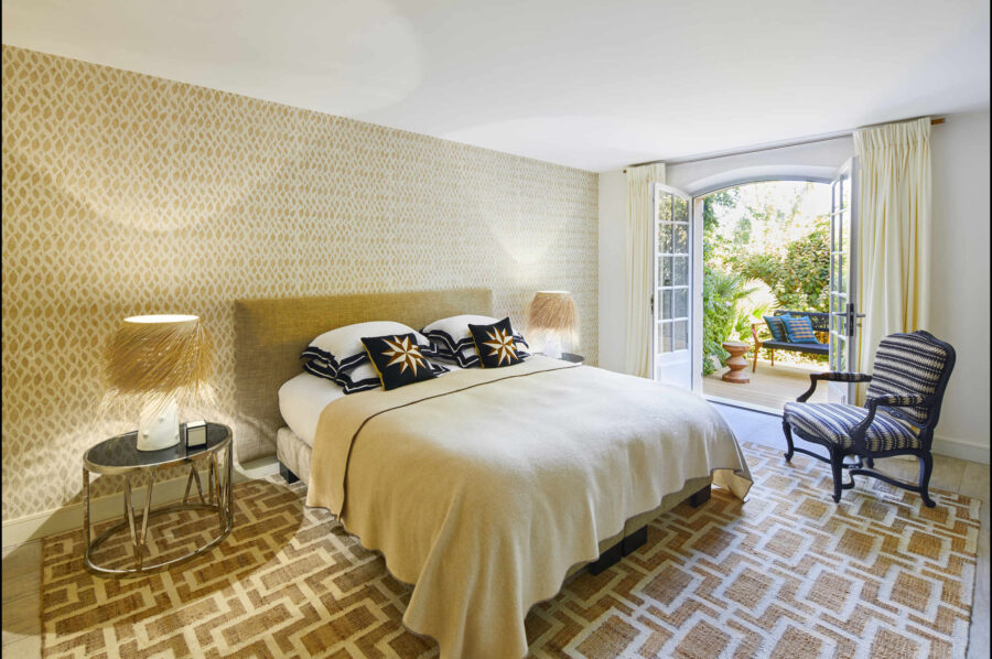 villa-giuliana-bedroom-terrace-sttropez-stylish-luxury-terrace