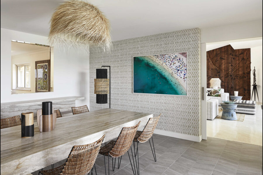 villa-giuliana-dining-area-table-artwork-luxury-modern-sttropez