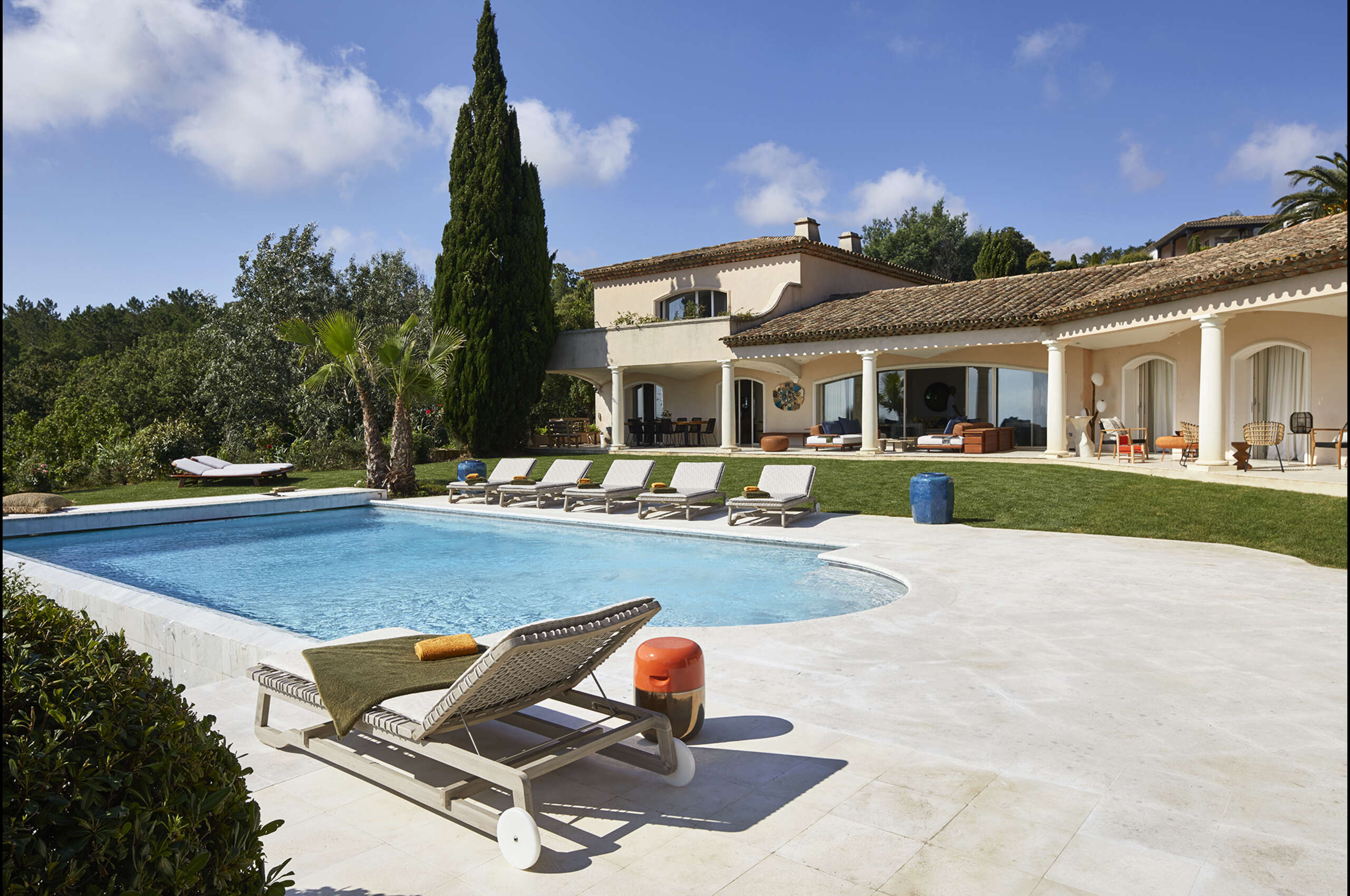 villa-giuliana-exterior-poolside-luxury-sunbed-landscaped-garden-sttropez