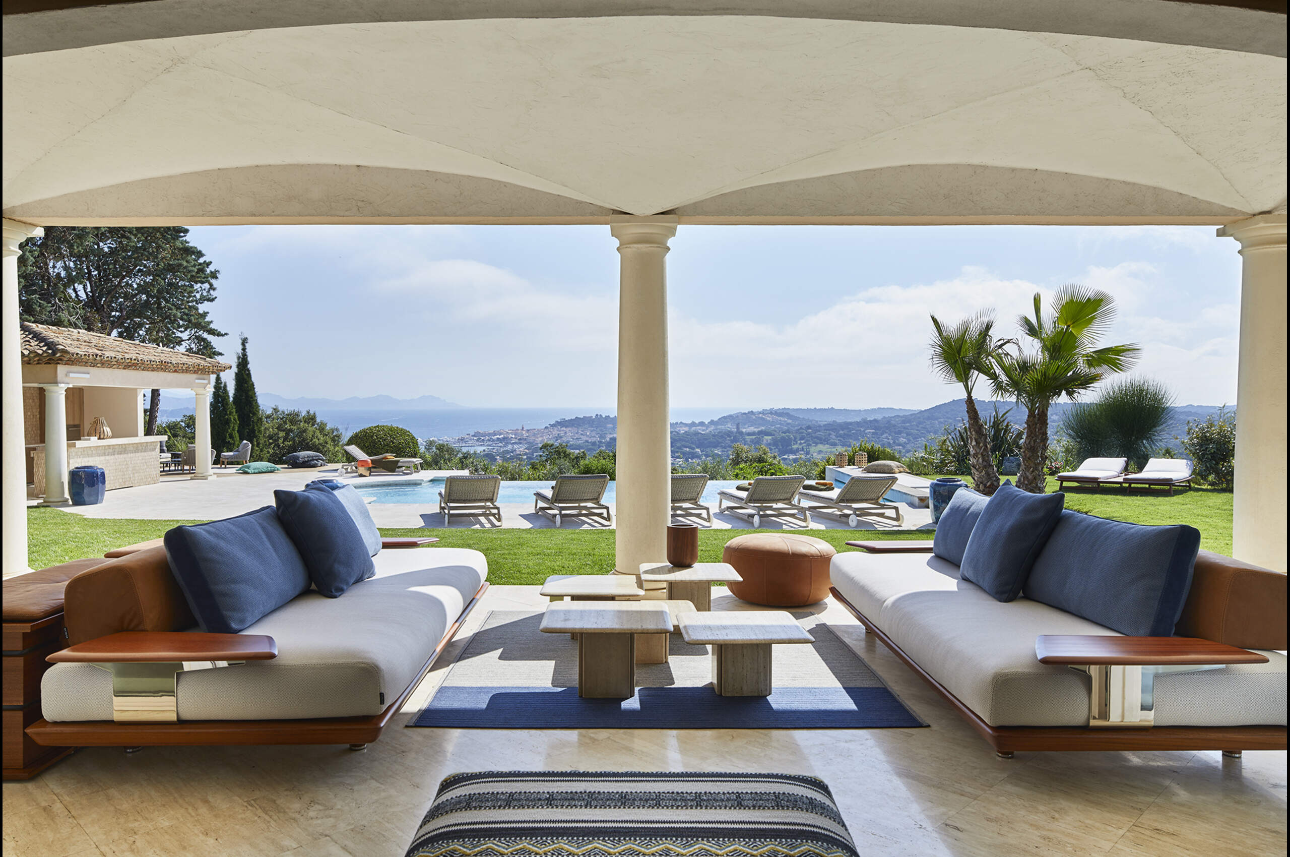 villa-giuliana-mainpage-poolhouse-terrace-outdoor-lounge-luxury-sttropez