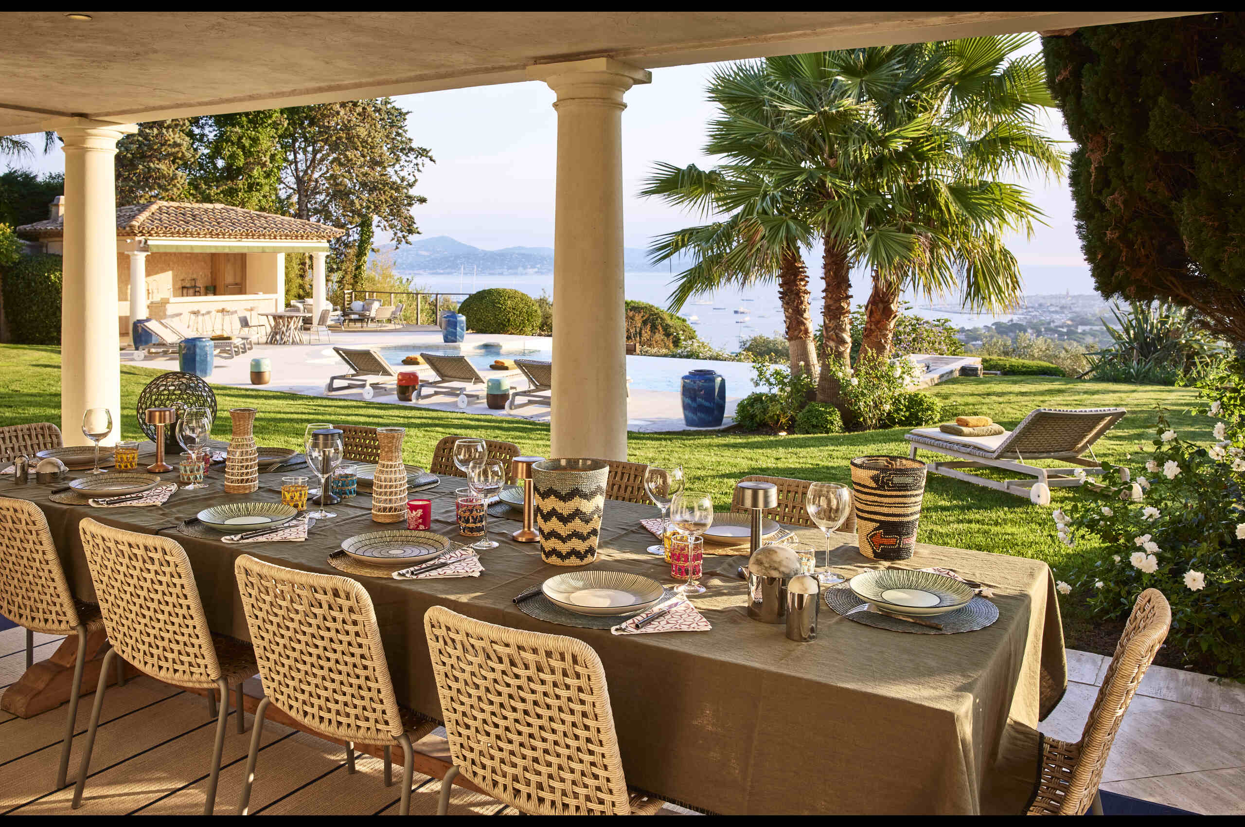 villa-giuliana-outdoor-dining-terrace-poolside-seaviews-sttropez