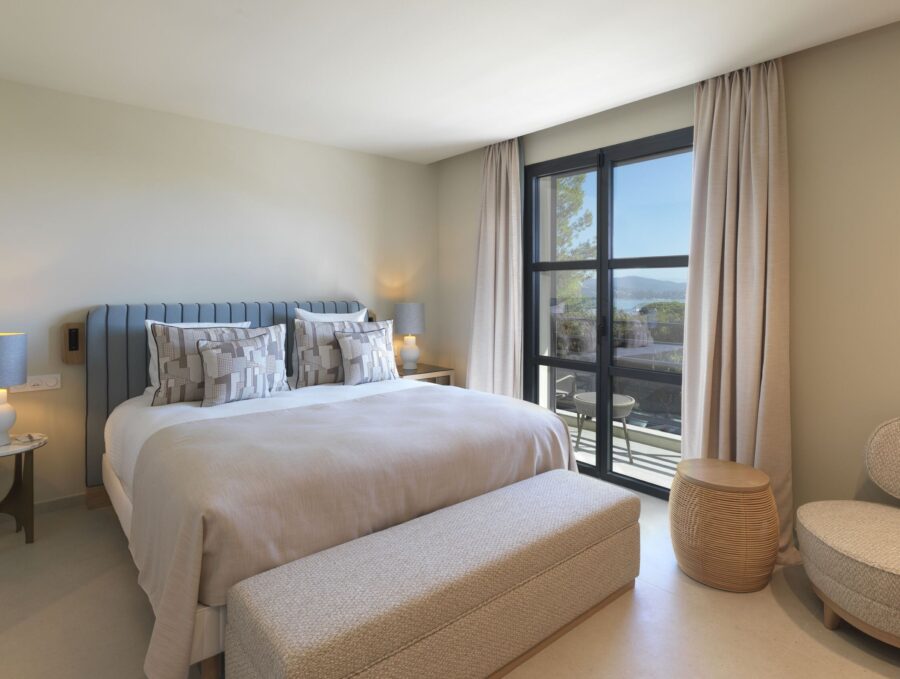 villa-gloria-bedroom-balcony-luxury-seaview-gassin