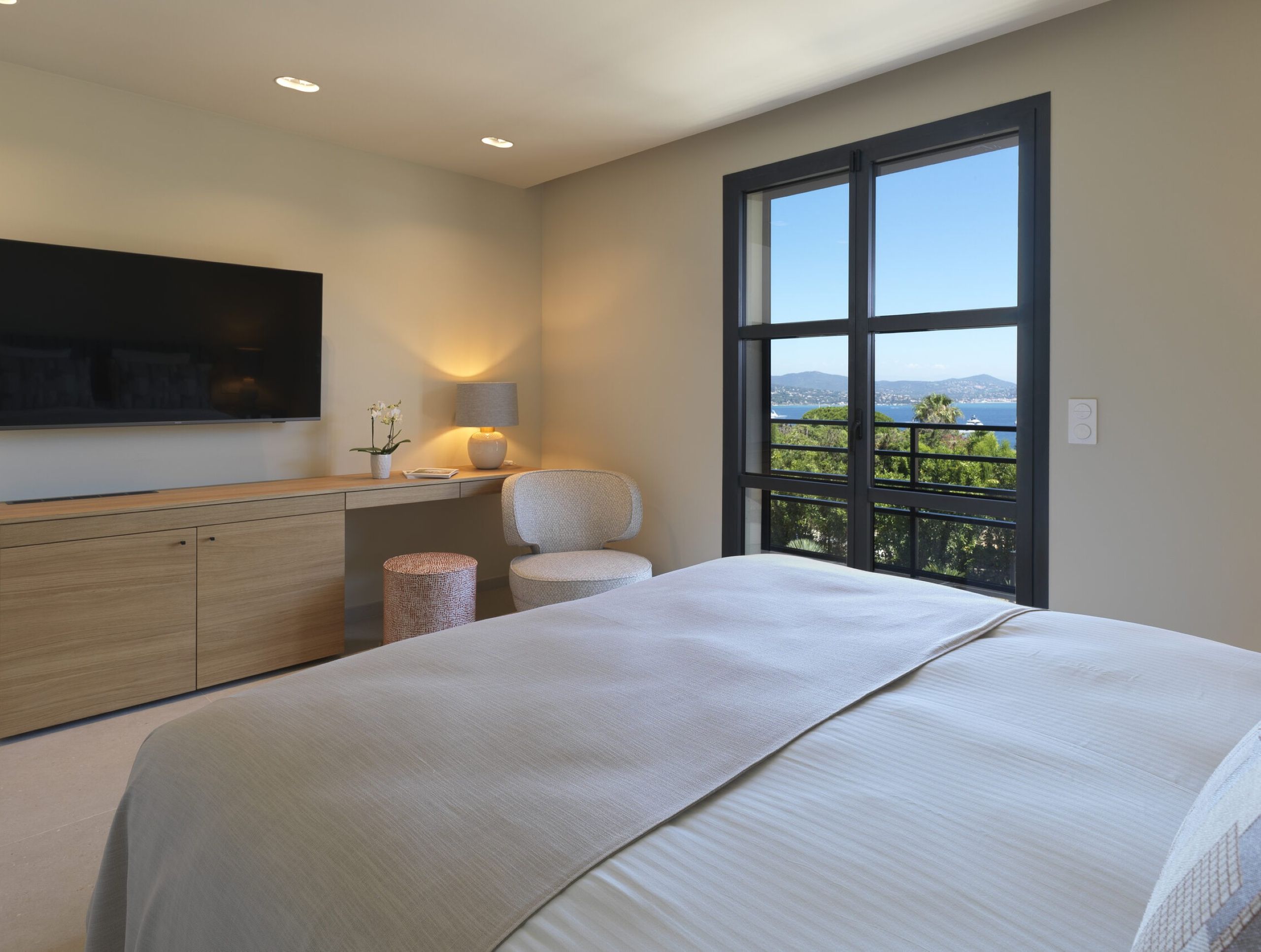 villa-gloria-bedroom-balcony-sea-views-luxury-gassin