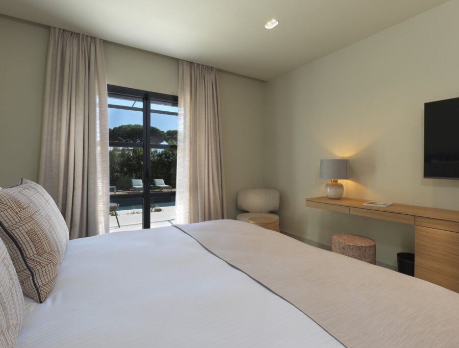 villa-gloria-bedroom-terrace-modern-gassin