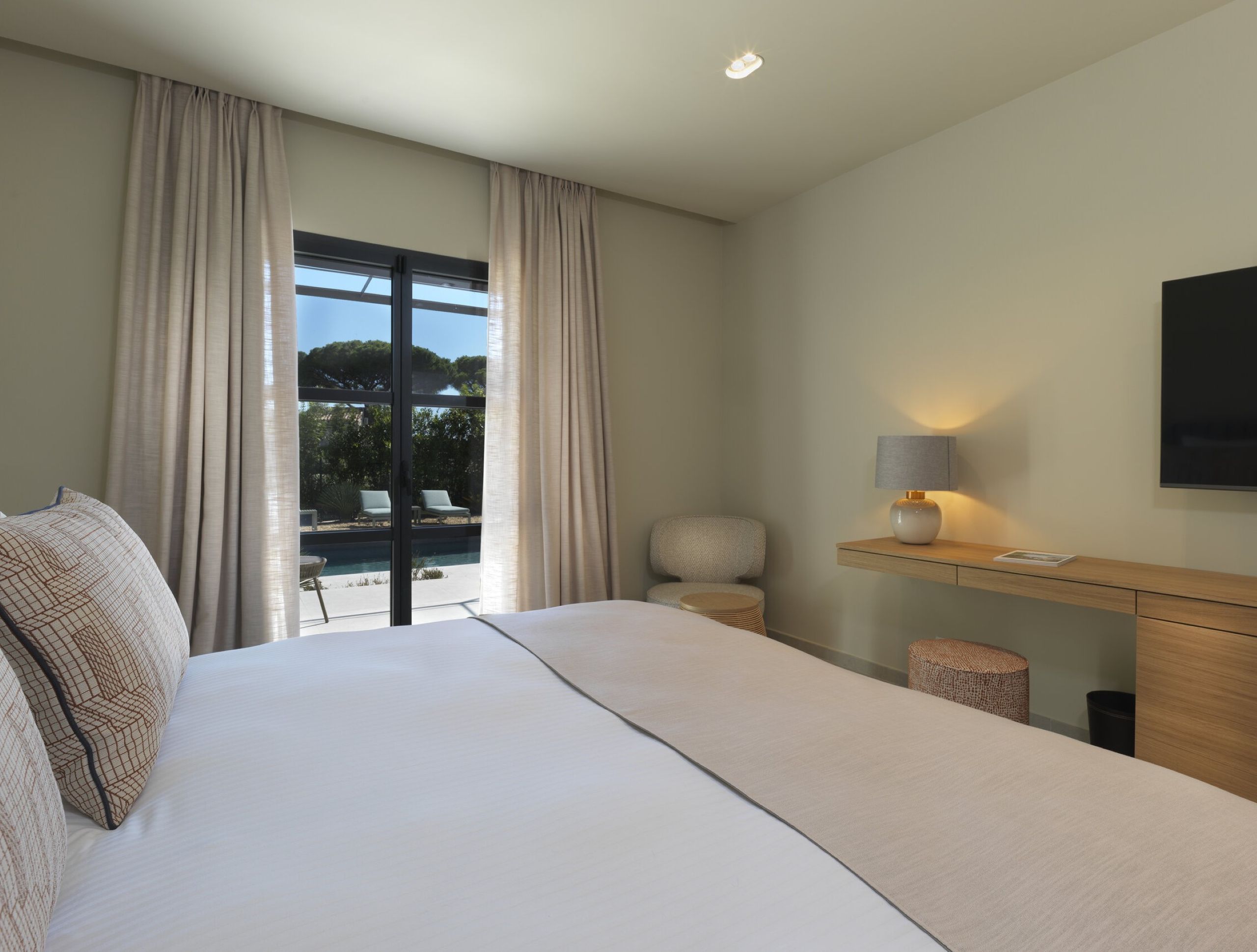 villa-gloria-bedroom-terrace-modern-gassin