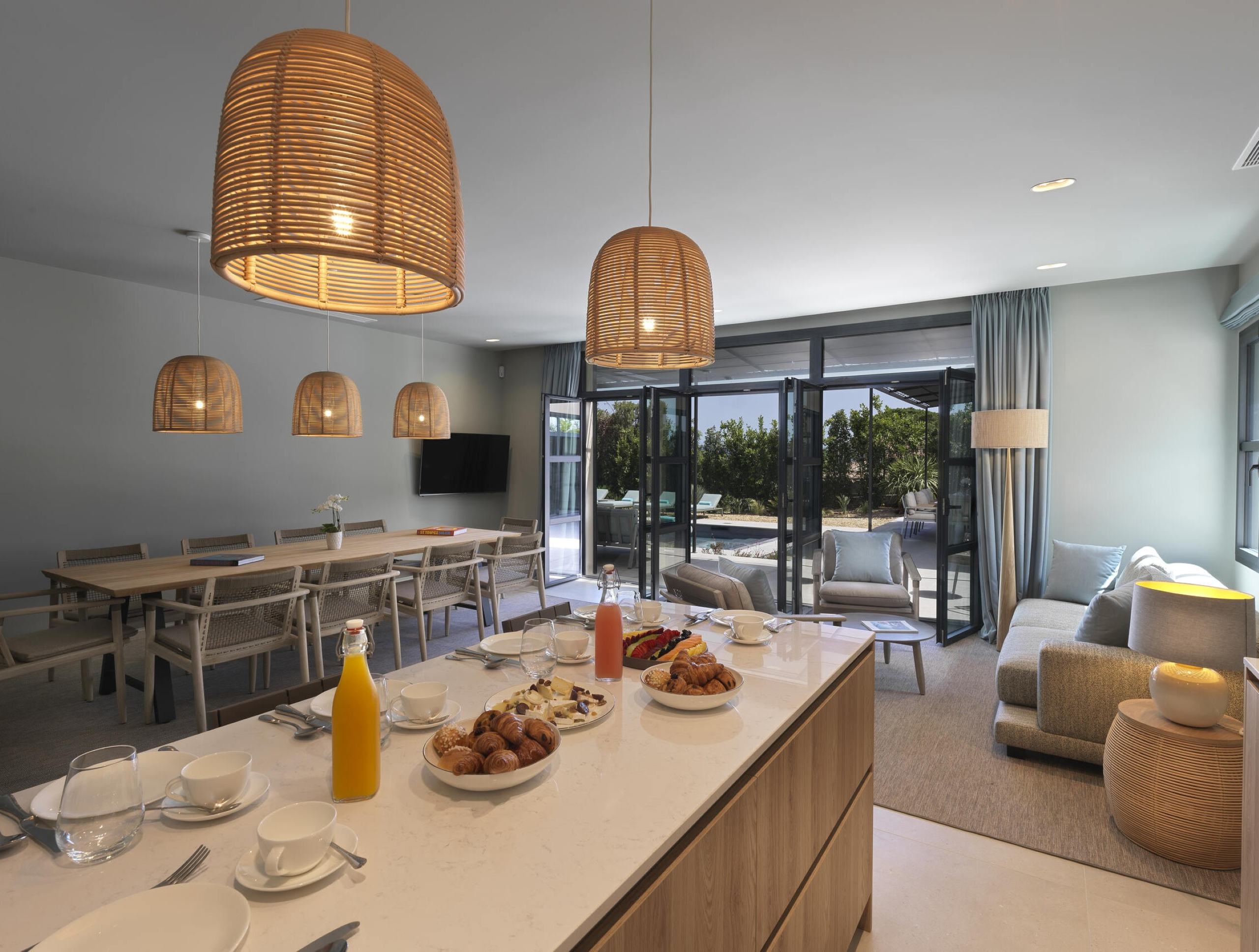 villa-gloria-kitchen-breakfast-modern-stylish-gassin
