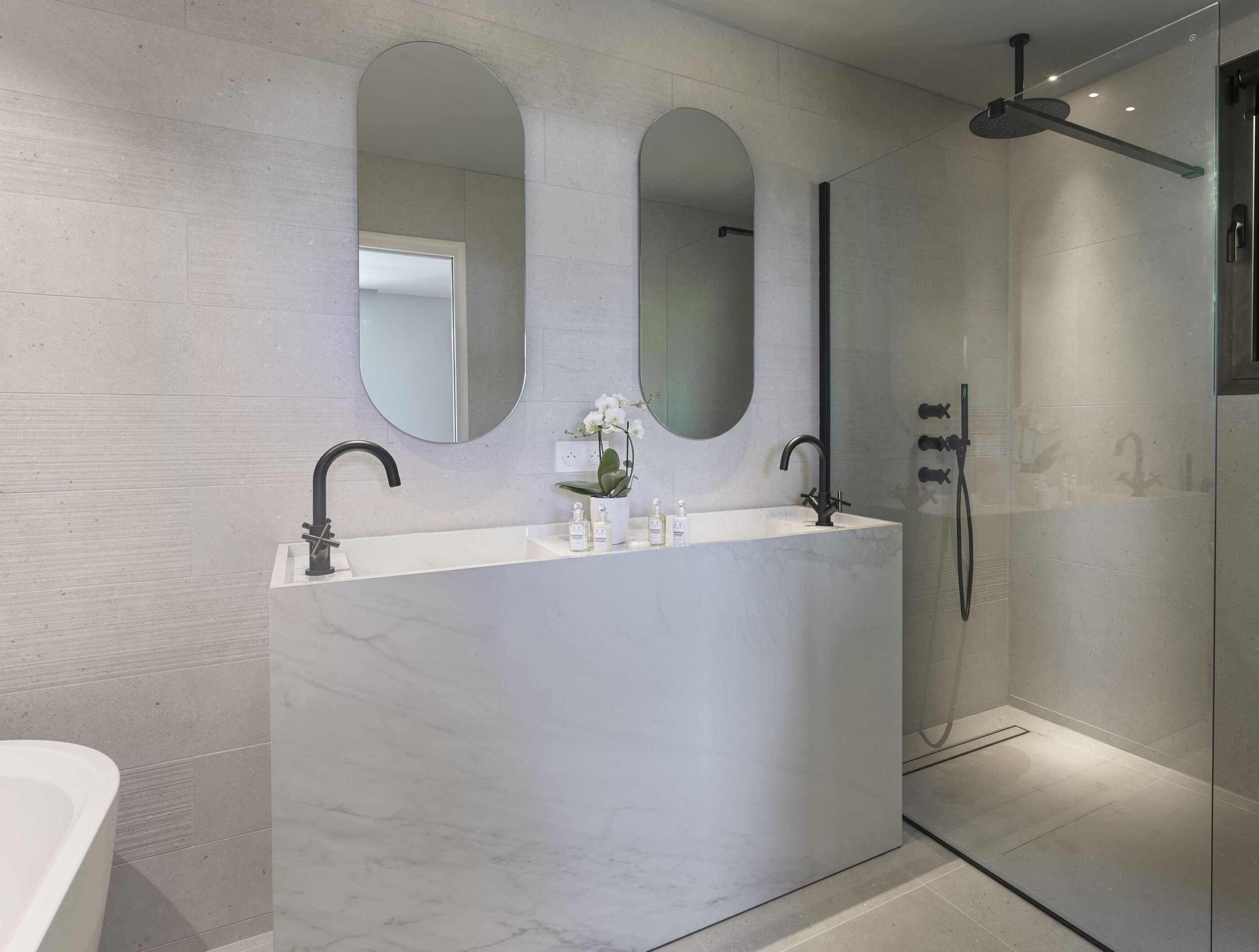 villa-gloria-master-bathroom-double-sink-shower-modern-gassin