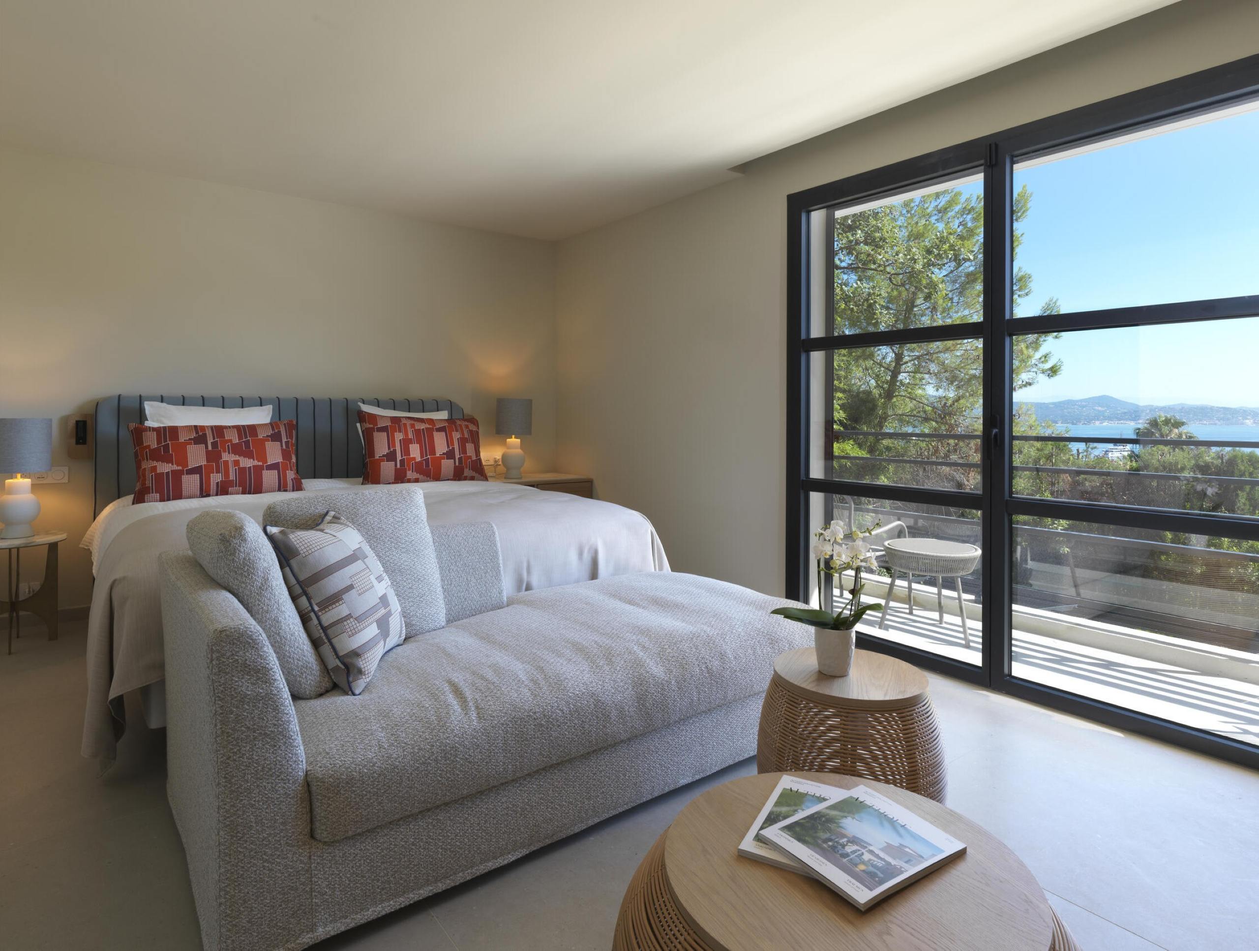 villa-gloria-master-bedroom-balcony-seaviews-luxury-gassin