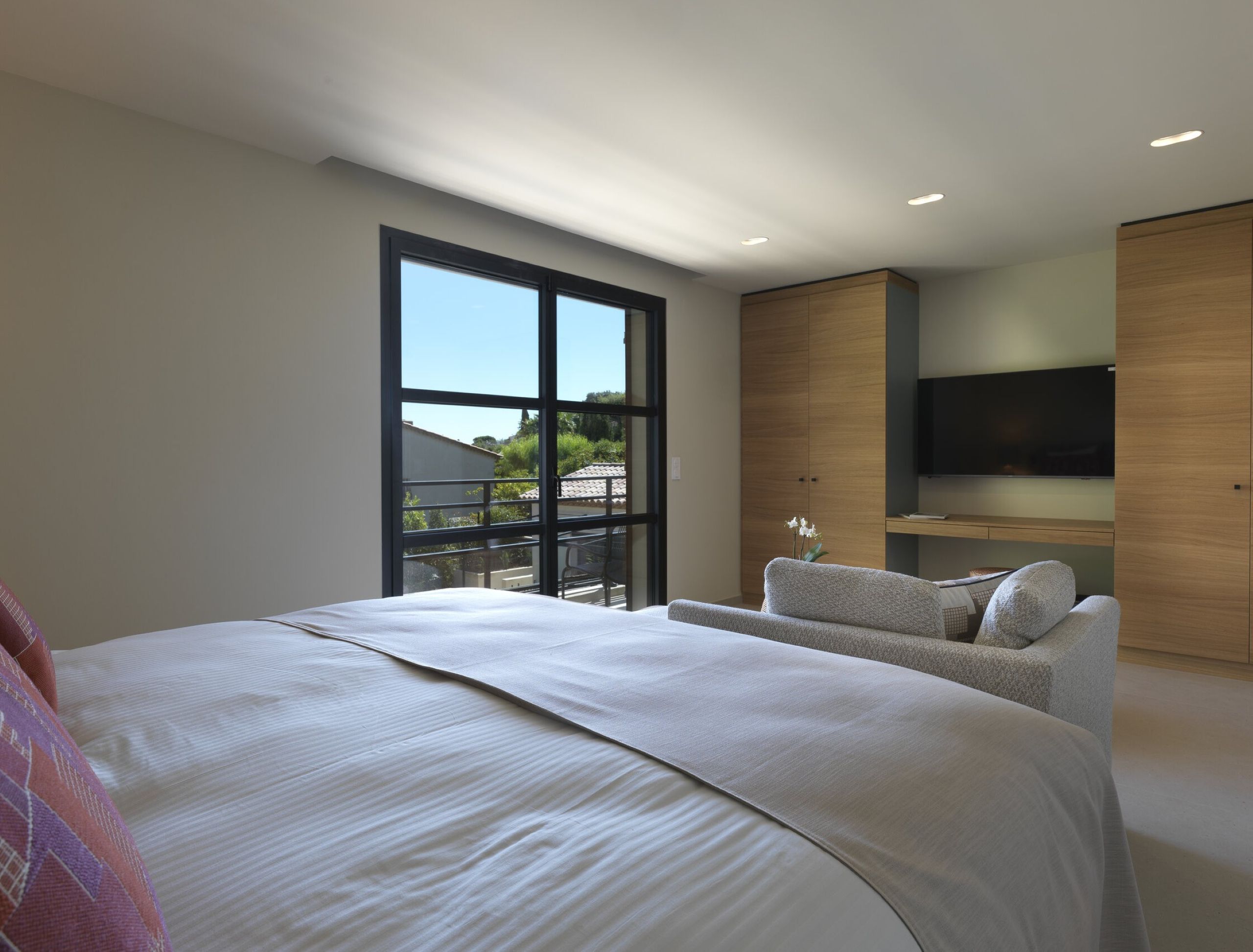 villa-gloria-master-bedroom-luxury-views-balcony-gassin