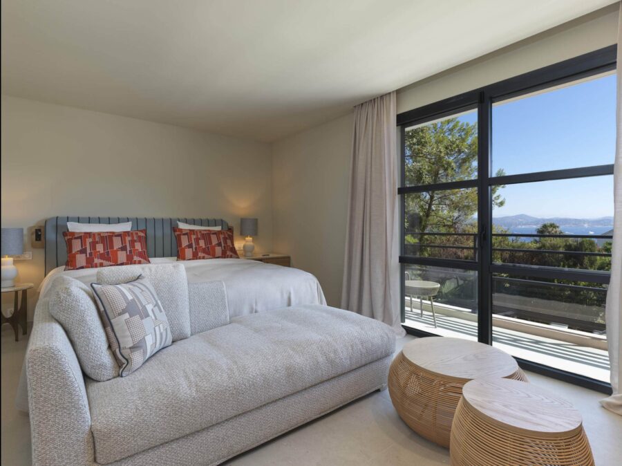 villa-gloria-master-bedroom-seaviews-balcony-luxury-gassin