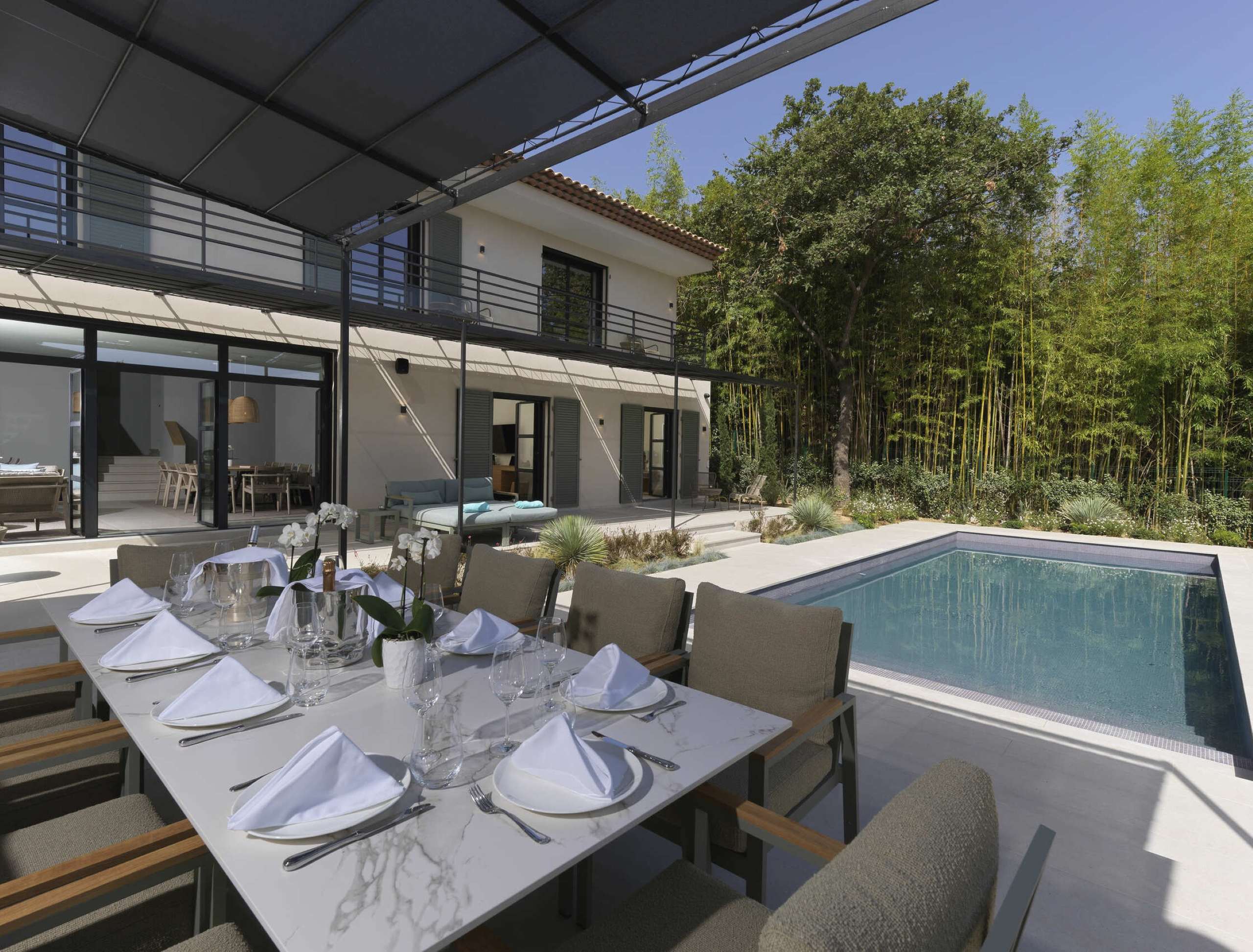 villa-gloria-outdoor-dining-terrace-poolside-gassin-luxury