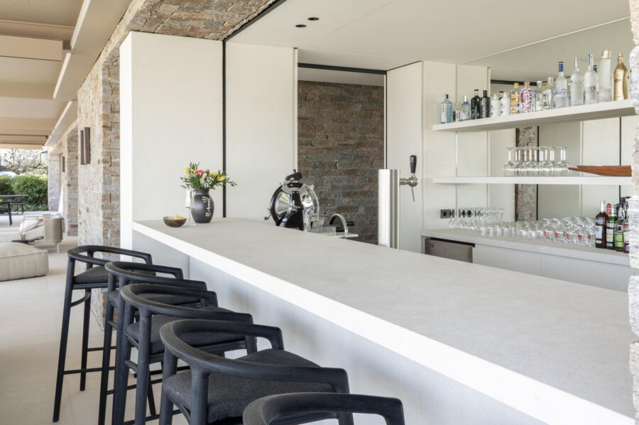 villa-gray-bar-hosting-entertaining-luxury-retreat-gassin