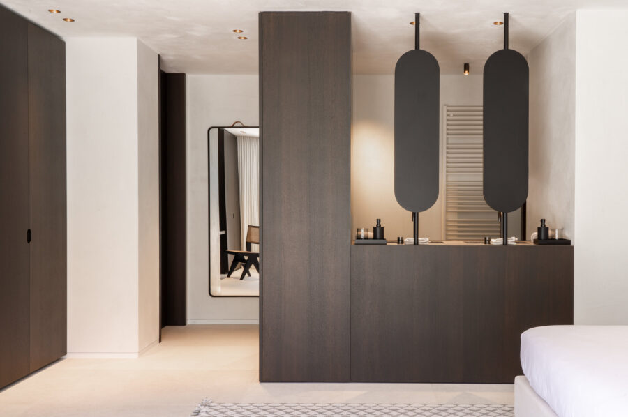 villa-gray-bathroom-ensuite-doublesink-luxury-modern-design-gassin