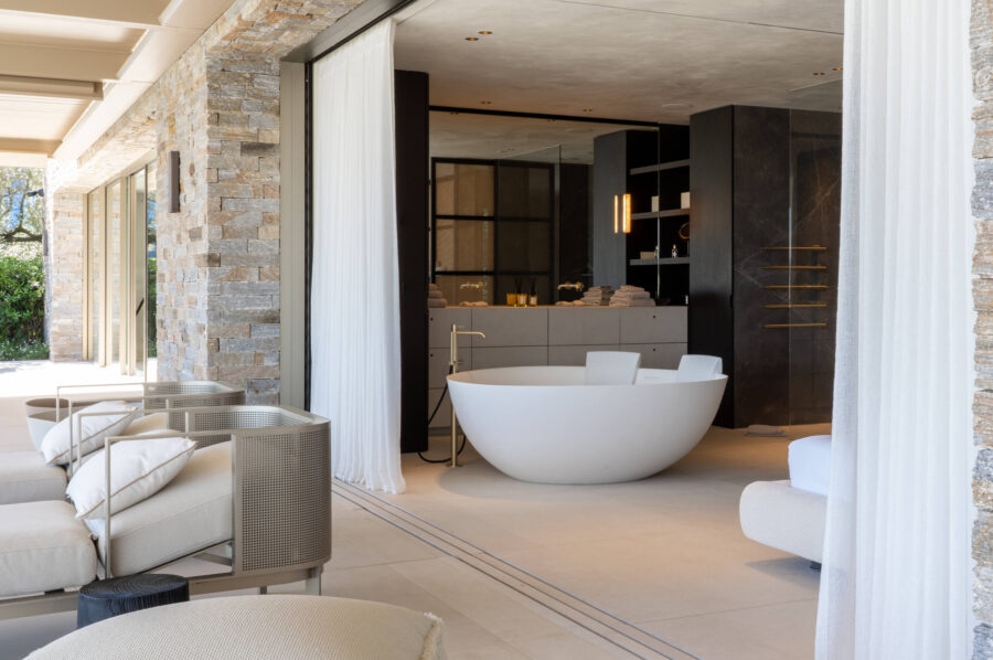 villa-gray-bathtub-openplan-modern-luxury-tranquil-design-gassin