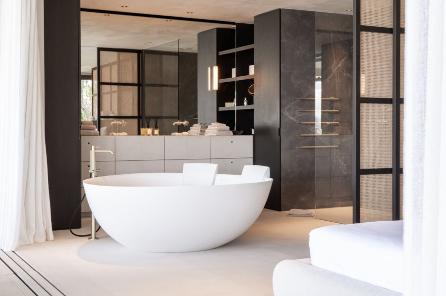 villa-gray-bathtub-openplan-oceanview-modern-luxury-design-gassin