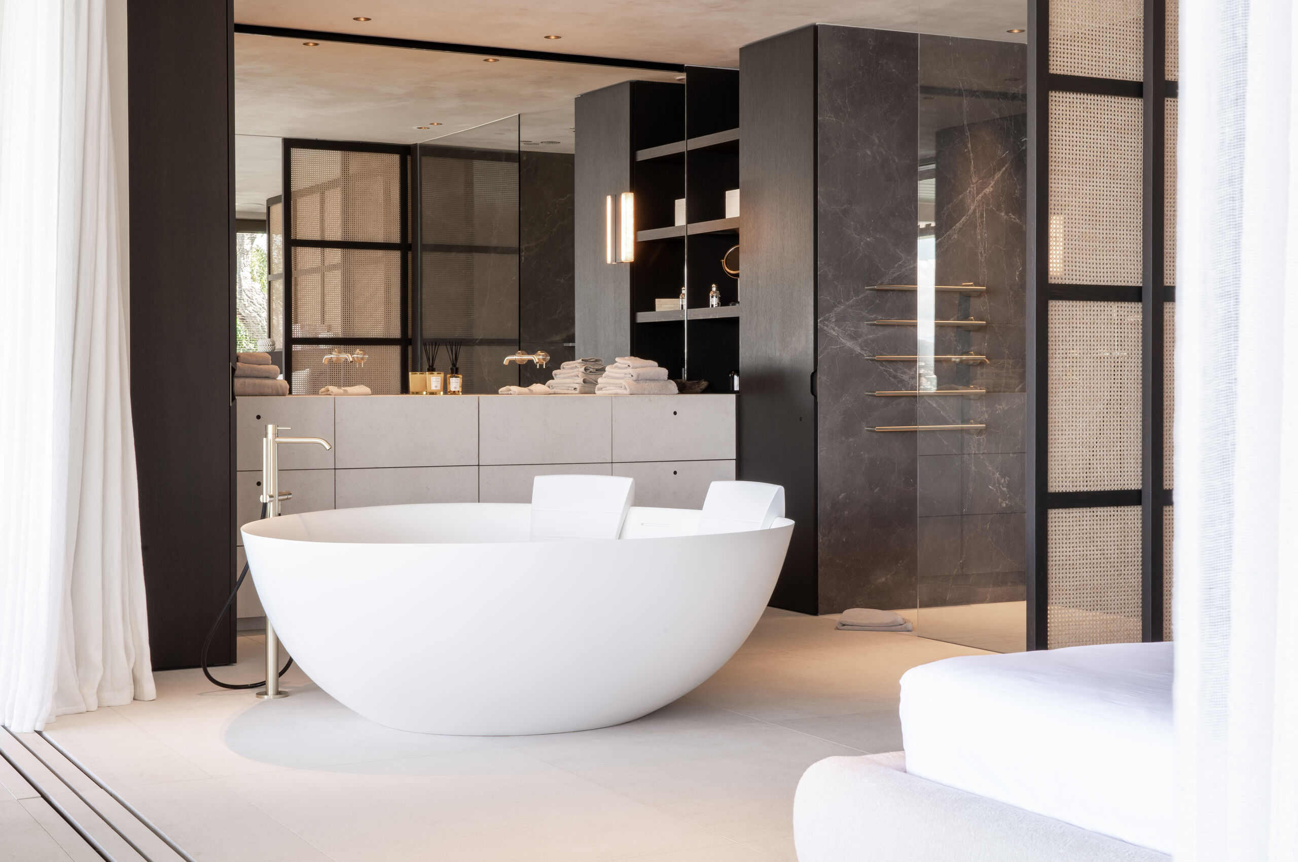 villa-gray-bathtub-openplan-oceanview-modern-luxury-design-gassin