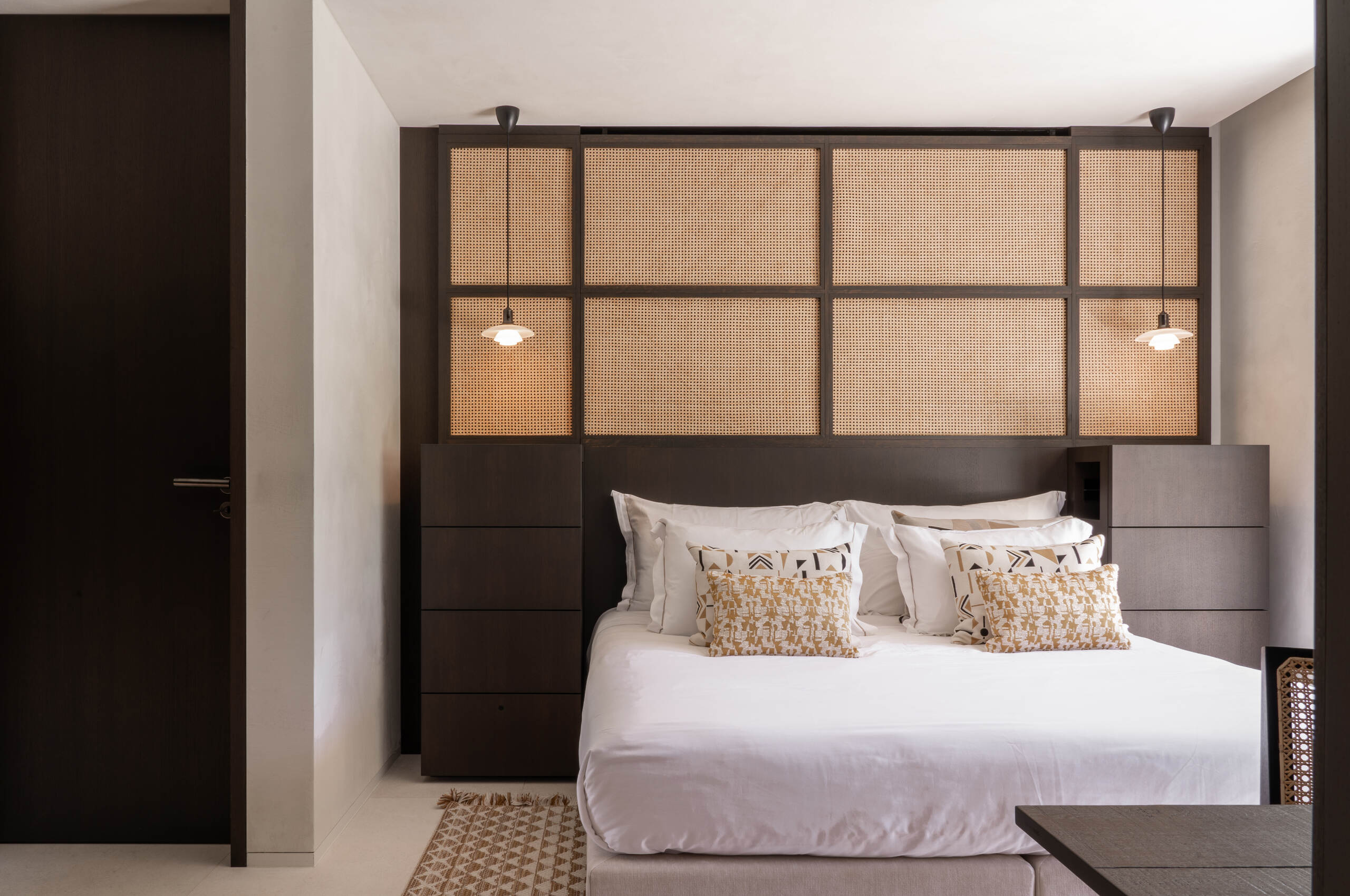 villa-gray-bedroom-modern-elegant-luxury-interior-gassin