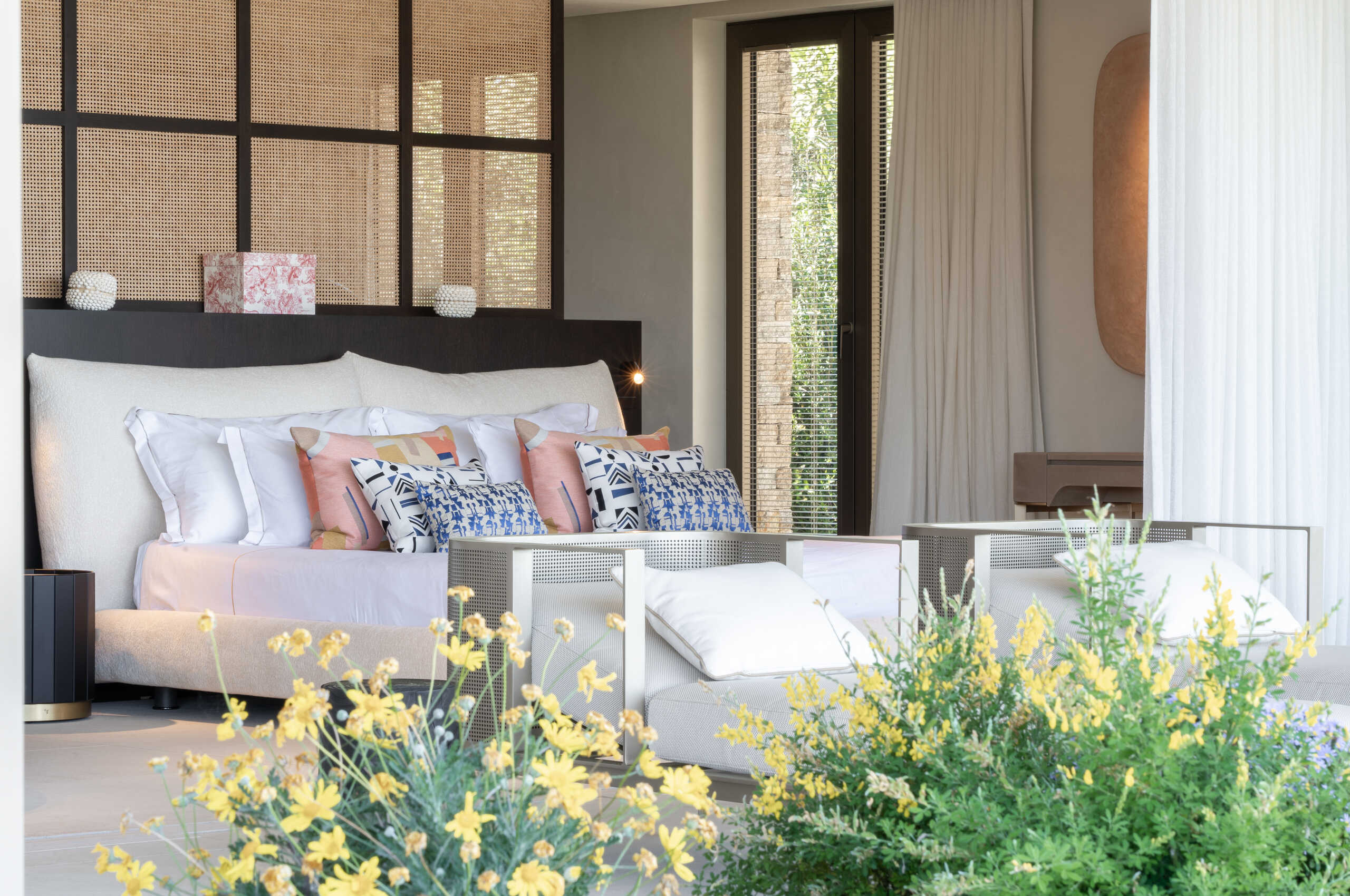 villa-gray-bedroom-oceanview-openplan-modern-luxury-design-gassin