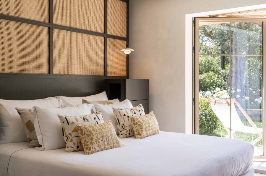 villa-gray-bedroom-stylish-modern-luxury-interiordesign-gassin