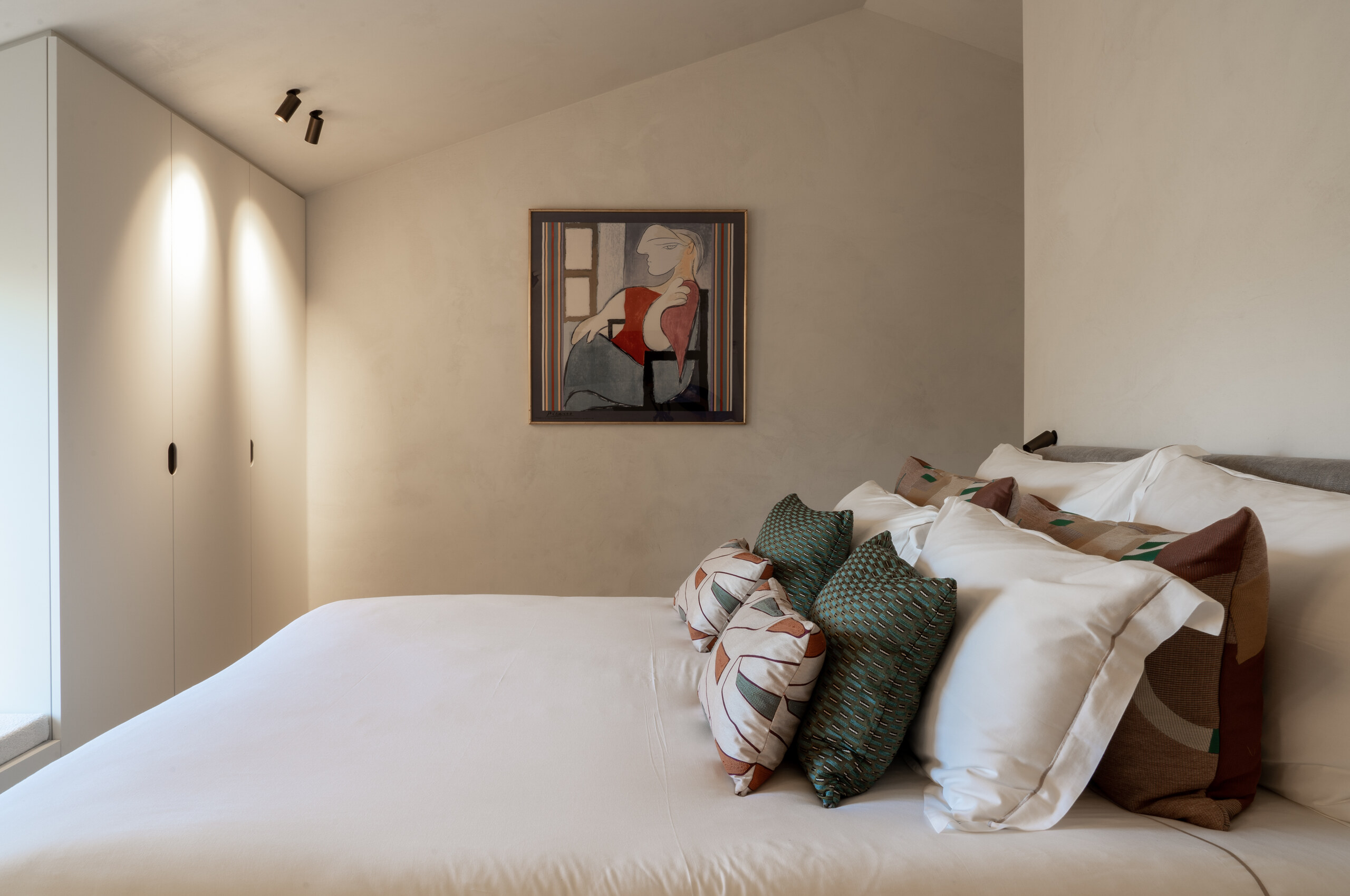 villa-gray-bedroom-tranquil-retreat-artwork-modern-luxury-gassin