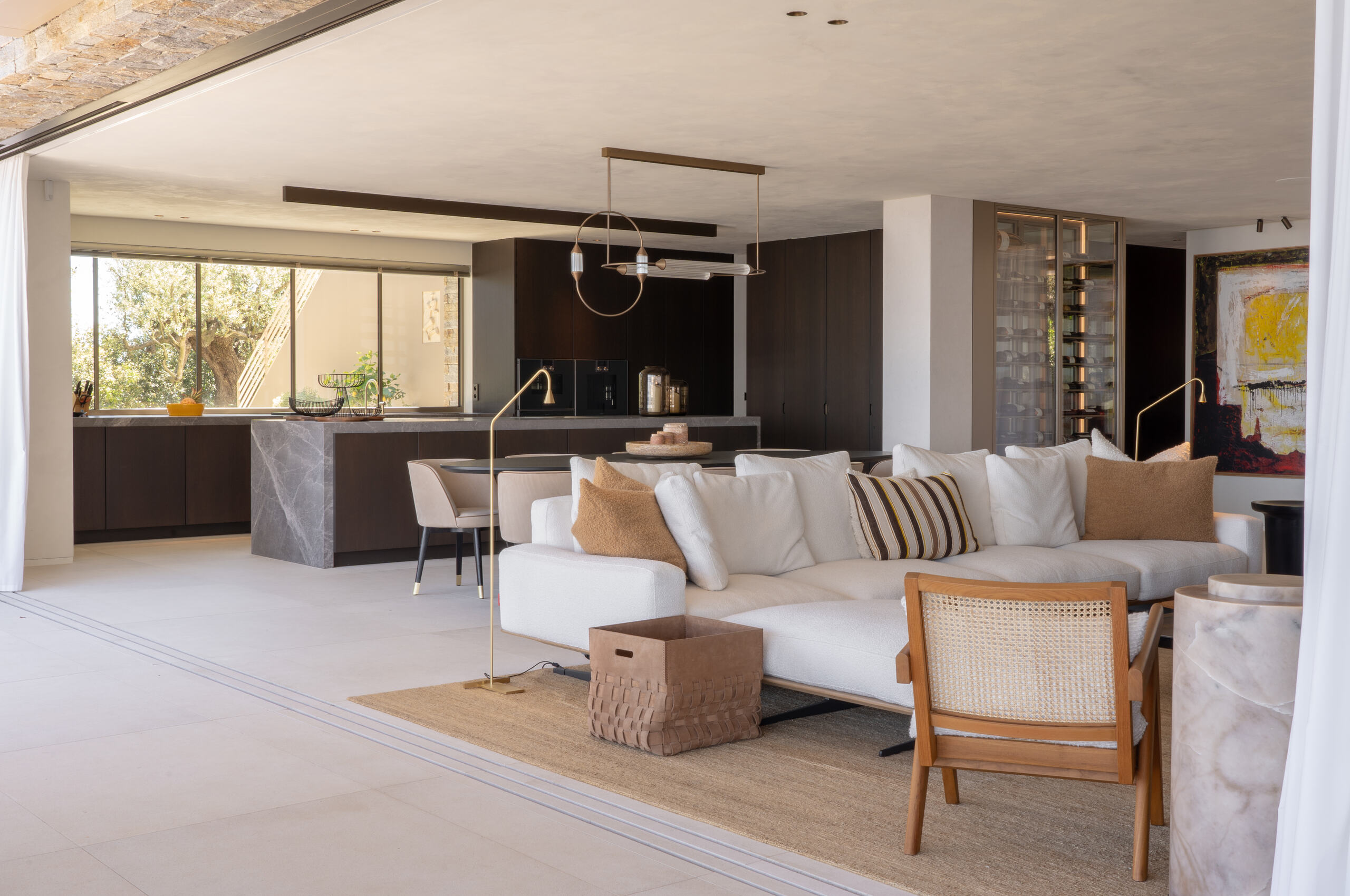 villa-gray-livingroom-kitchen-openplan-modern-elegant-luxury-gassin